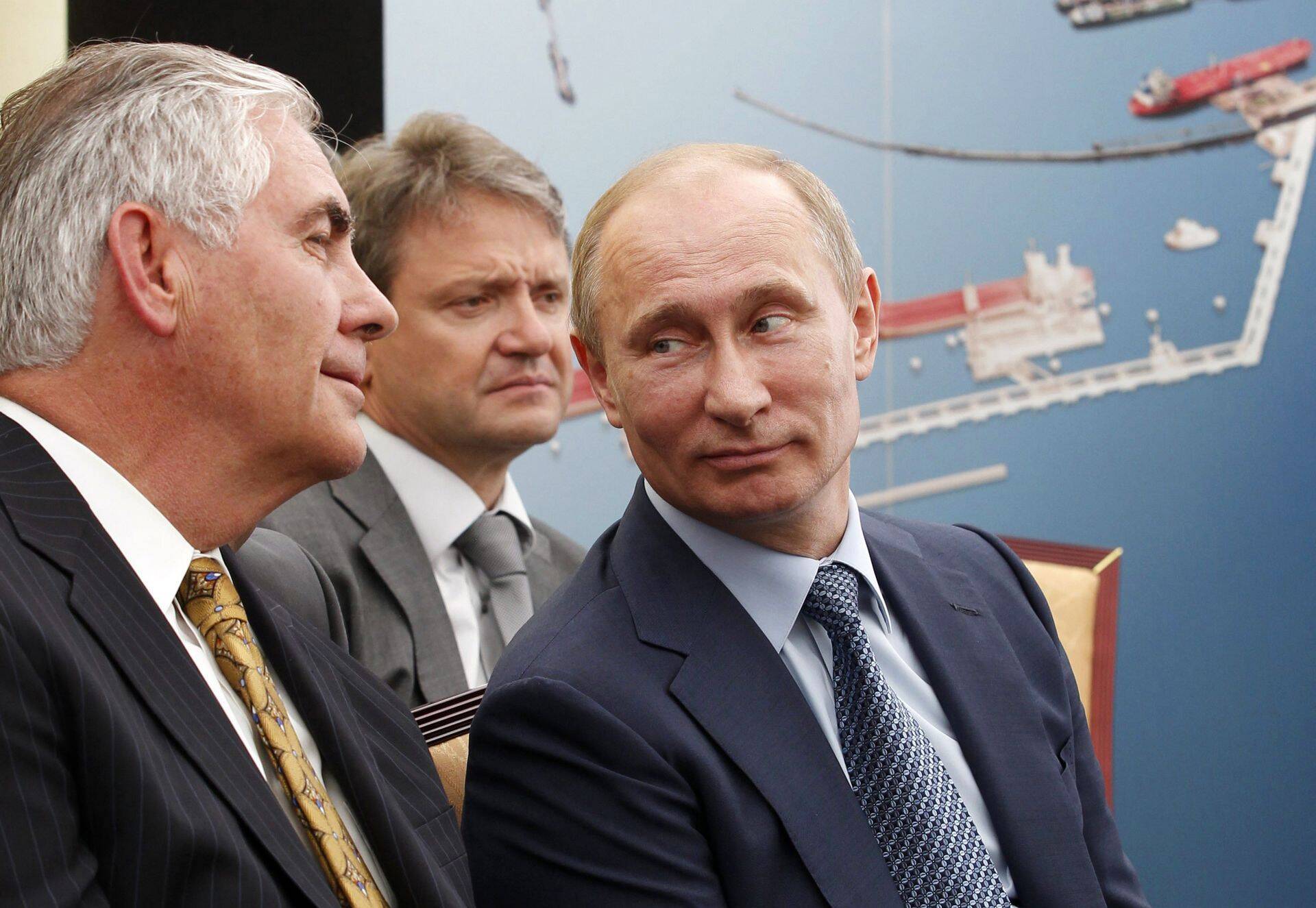 Rex Tillerson (vasakul) ja Vladimir Putin 2012. a