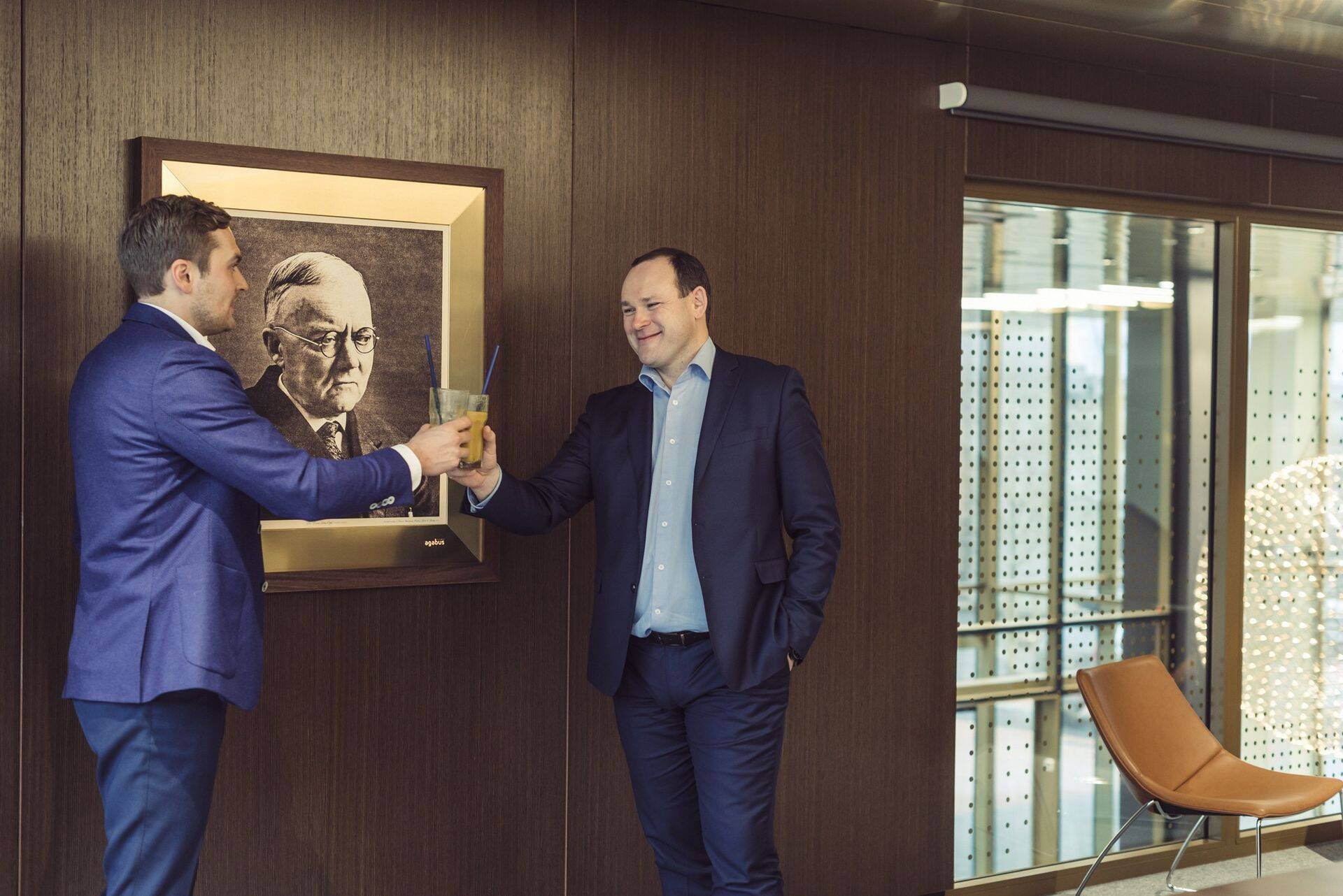 Finantseerimislepingu sõlmimine sügisel valminud Öpiku maja esimeses bürootornis. Mainor Ülemiste juhatuse esimees Margus Nõlvak ja Nordea Eesti korporatiivpanganduse juht Silver Kuus.