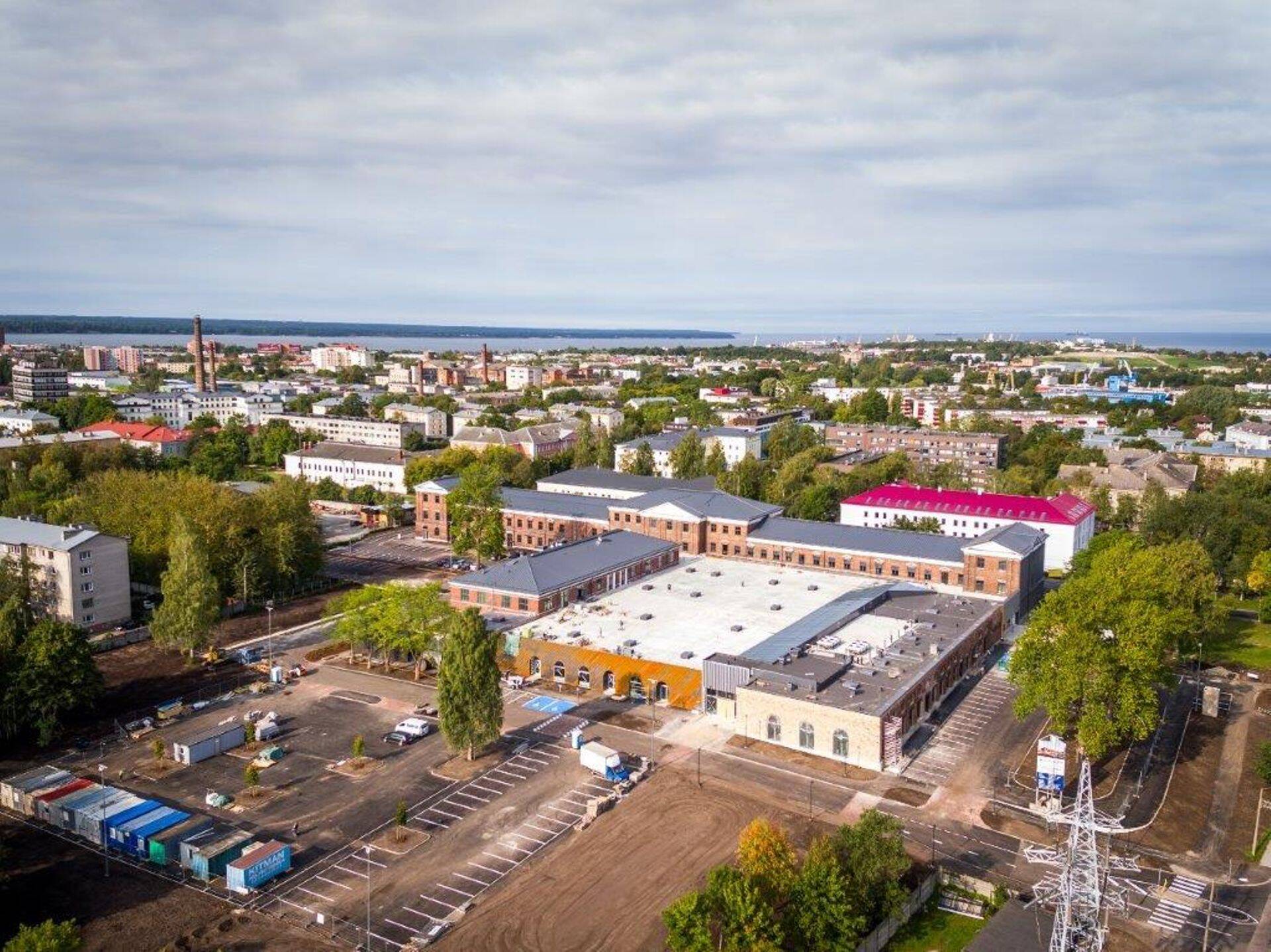 Põhja-Tallinnas Erika ja Tööstuse tänava nurgal valmis Nordeconil ligi 7 miljoni euro eest kaasaegne poe- ja teeninduspindadega vaba aja keskus.