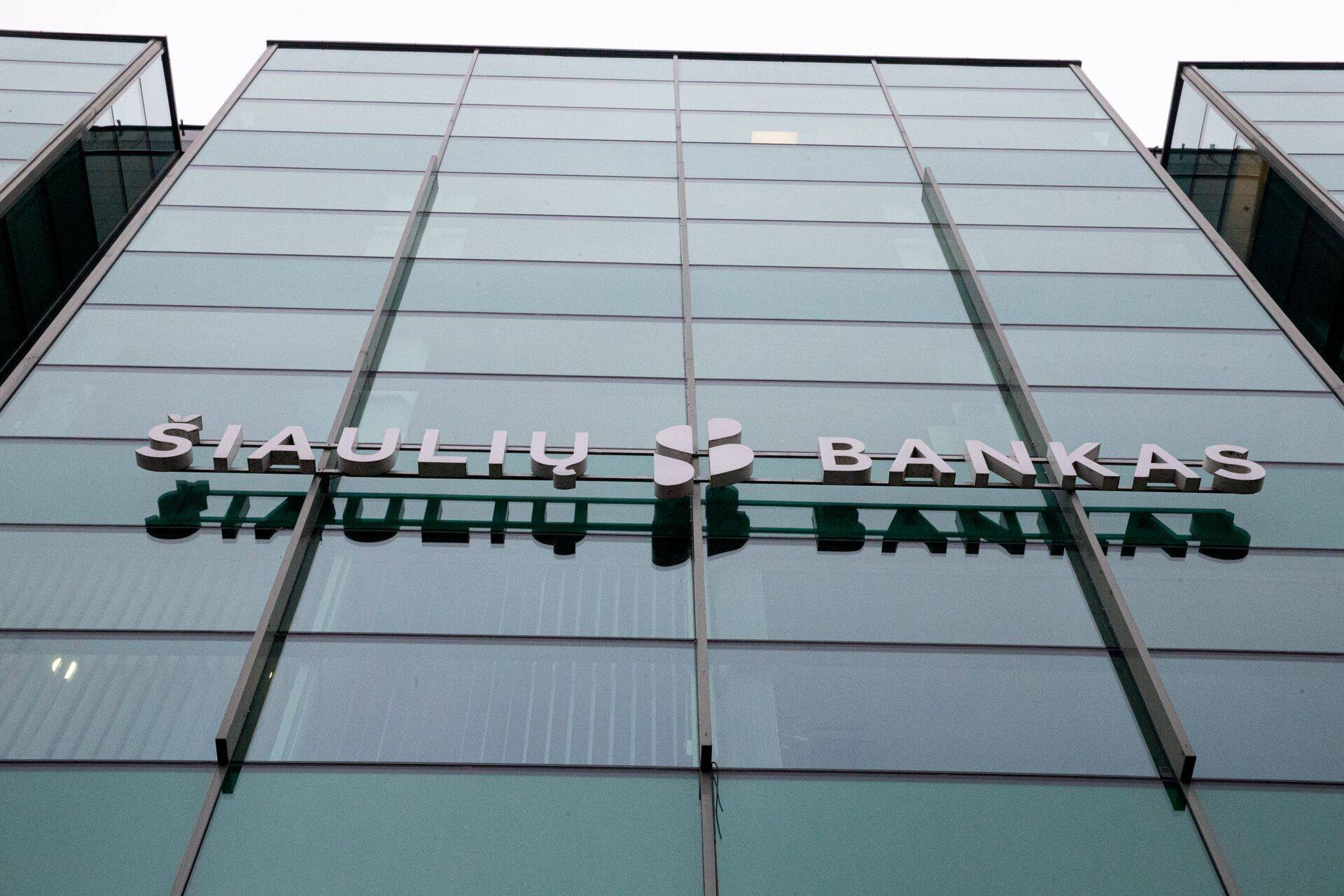 Lietuvas banka atpērk akcijas par dažiem procentiem augstāku cenu līmeni.