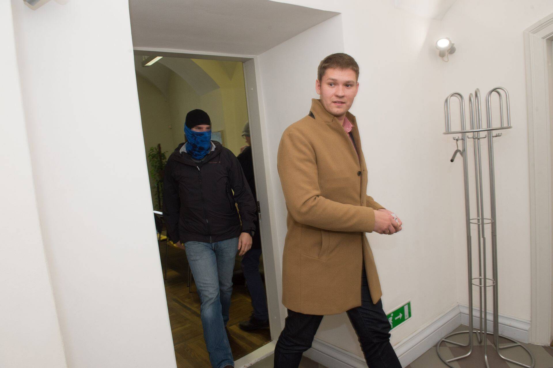Pilt eelmise aasta sügisest. Toonane tartu abilinnapea Arjtom Suvorov lahkub koos kapo ametnikega oma kabinetist pärast seda, kui läbiotsimine on läbi.