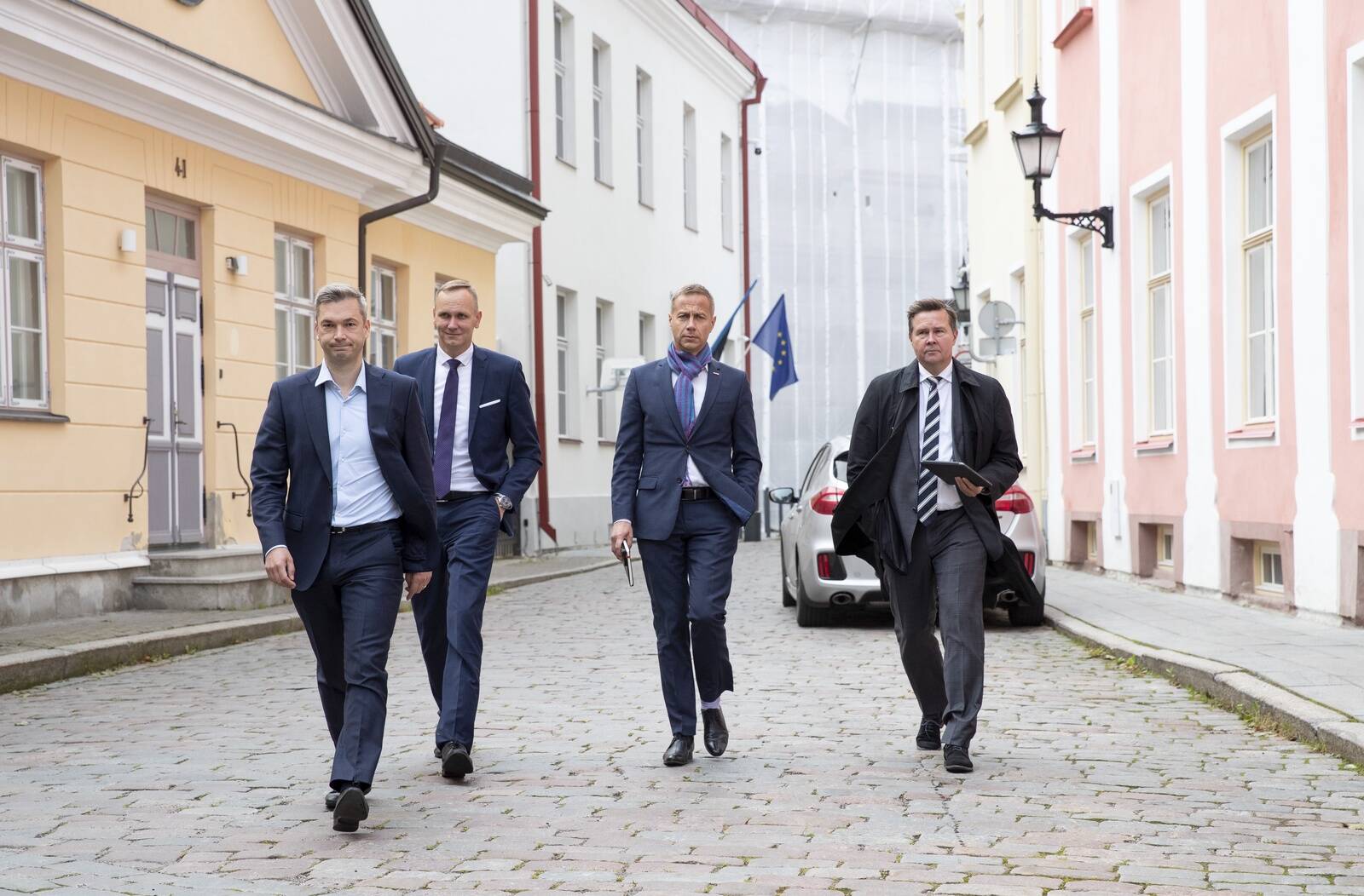 Vasakult: LHV Groupi juht Madis Toomsalu, Swedbanki juht Olavi Lepp, Coop Panga juht Margus Rink ja SEB juht Allan Parik. Pildistamise hetkel läksid pangajuhid üheskoos toonase peaministri Kaja Kallase juurde, et arutada pangamaksu üle.