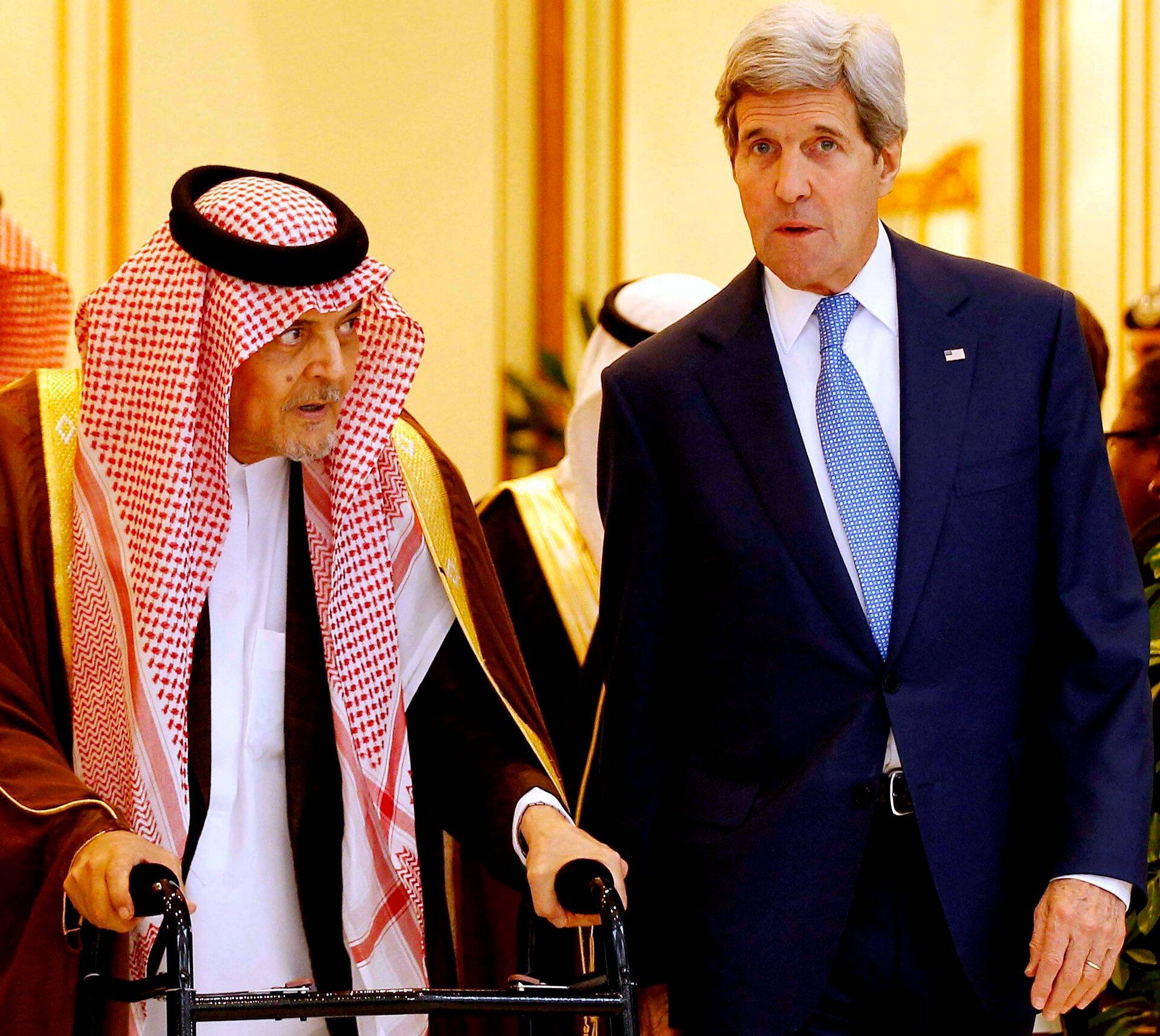 Saud al-Faisal (vasakul) koos USA välisministri John Kerryga (paremal)