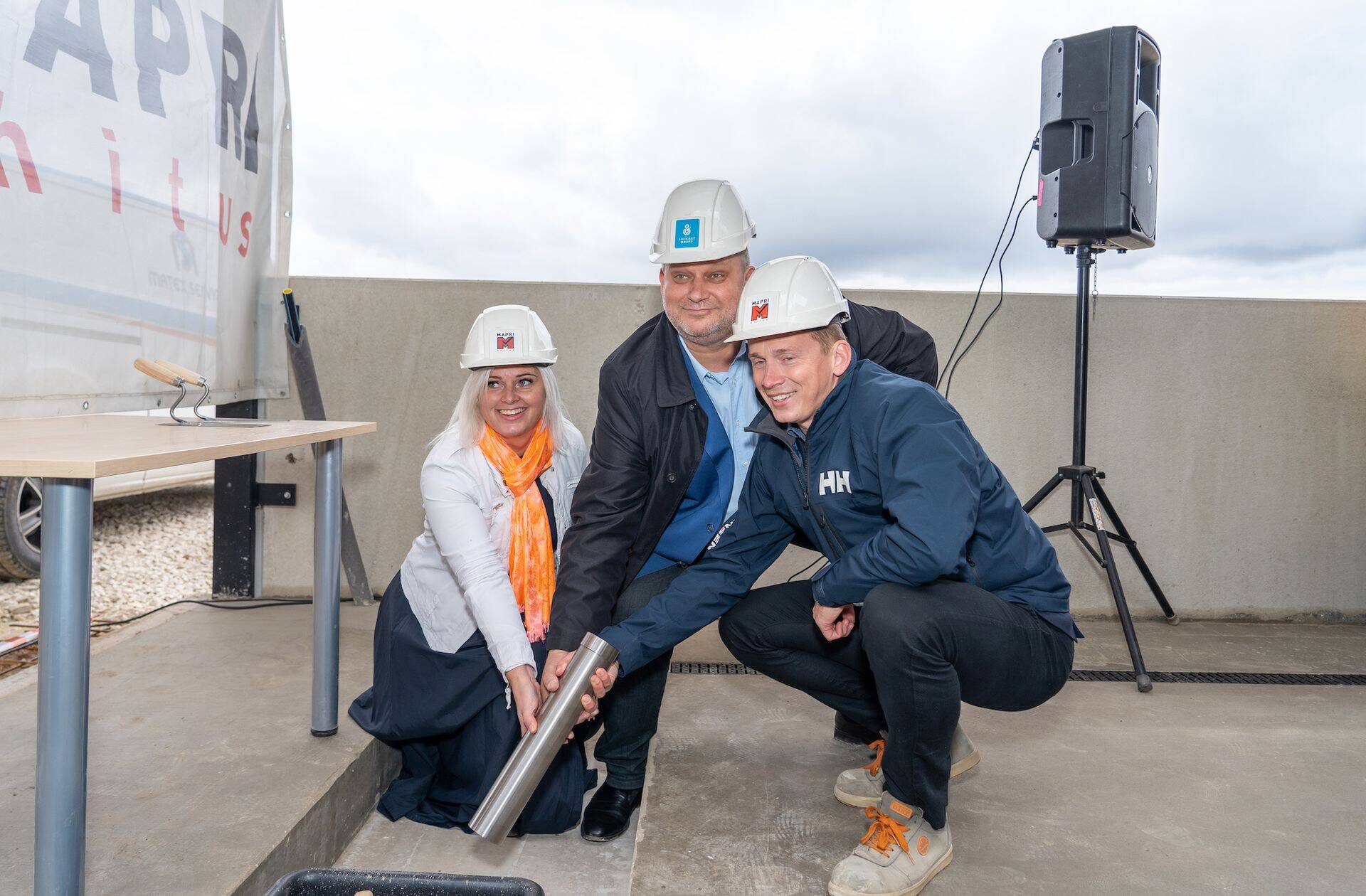 Mangeni PM vasikalauda kompleks Põhja-Sakala vallas Koksveres sai nurgakivi. Vasakult: Maarika Susi, Kõo Põllumajandusettevõtete tegevjuht; Andrus Kõre, Silikaat Kinnisvara tegevjuht; Tarmo Roos, Mapri Ehituse tegevjuht.