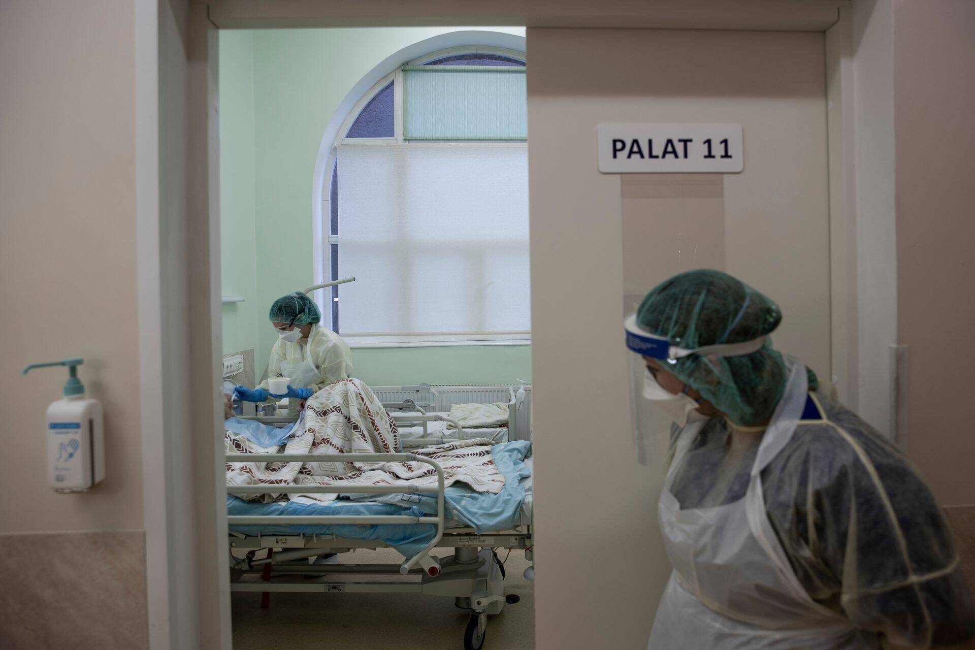 9. jaanuari hommikuse seisuga on Eestis haiglas 235 koroonaviirusega nakatunud patsienti. Neist 184 vajab haiglaravi raskeloomulise COVID-19 tõttu, nendest omakorda 144 ehk 78% on vaktsineerimata ja 40 ehk 22% on lõpetatud vaktsineerimiskuuriga.