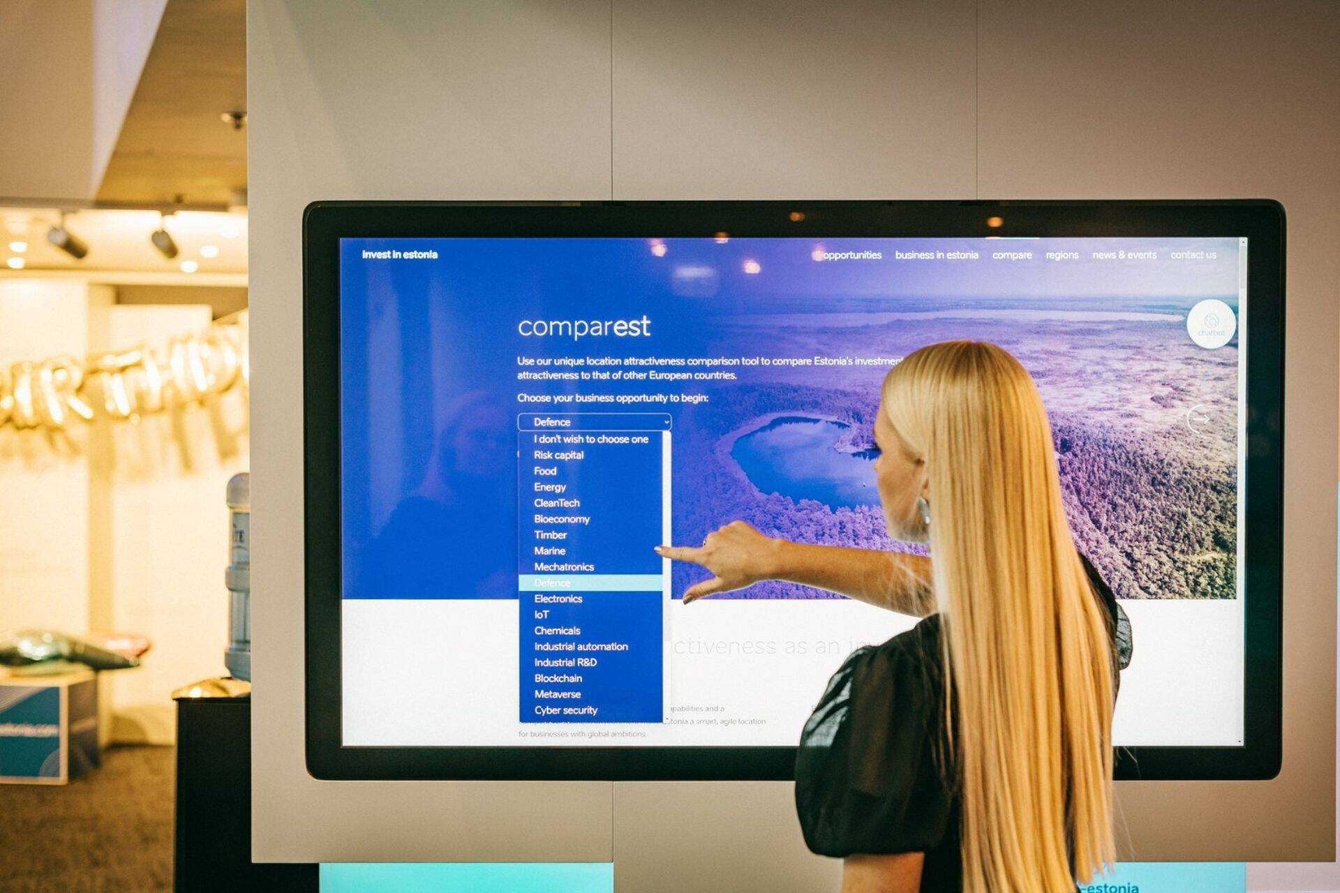 ComparEST on veebipõhine tööriist, mis võimaldab potentsiaalsetel välisinvestoritel võrrelda Eestit teiste riikidega läbi erinevate tegurite nagu ettevõtluskeskkond, tööturg ja maksustamine.