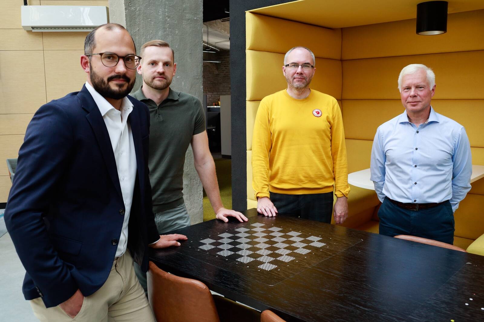 Seekordses „Soraineni sageduse“ kindlustuse erisaates avavad kindlustusmaailma telgitaguseid Soraineni vandeadvokaat ja Eesti Kindlustusseltside Liidu kindlustuslepitaja Marcus Niin ning If kindlustuse juriidilise üksuse juht Heinar Olak. Saadet juhivad Soraineni advokaadid Mario Sõrm ja Oliver Ämarik, kes on ühtlasi büroo finants- ja kindlustusõiguse ekspert.