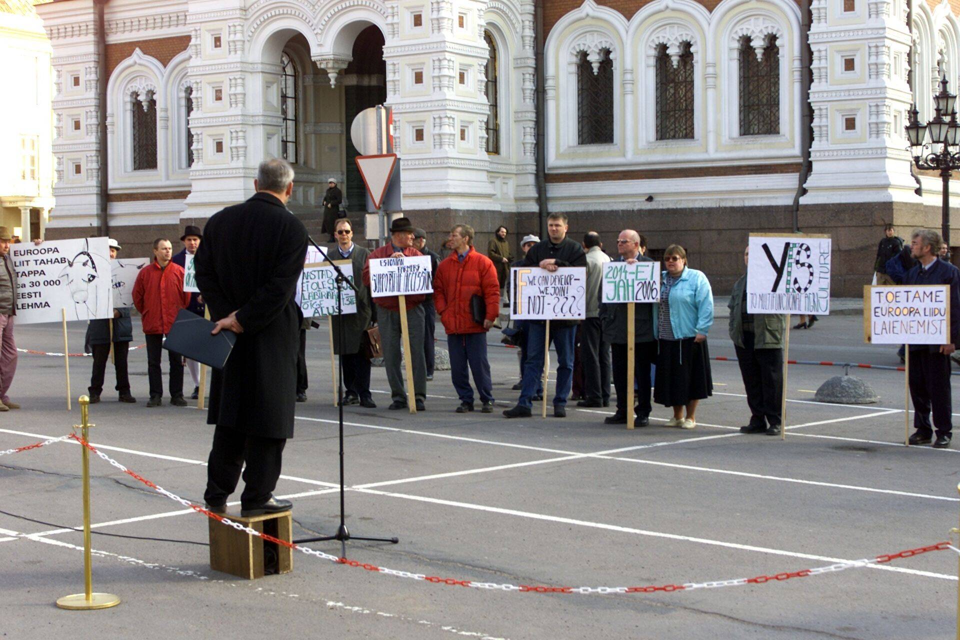 Eestimaa Talupidajate Keskliit korraldas talupidajate piketi Riigikogu ees ajal, mil Riigikogu külastas Euroopa Parlamendi president Pat Cox. Pildil hetk piketist, millel osales umbes 30 inimest. Kaul Nurm peab kõnet piketeerijatele.