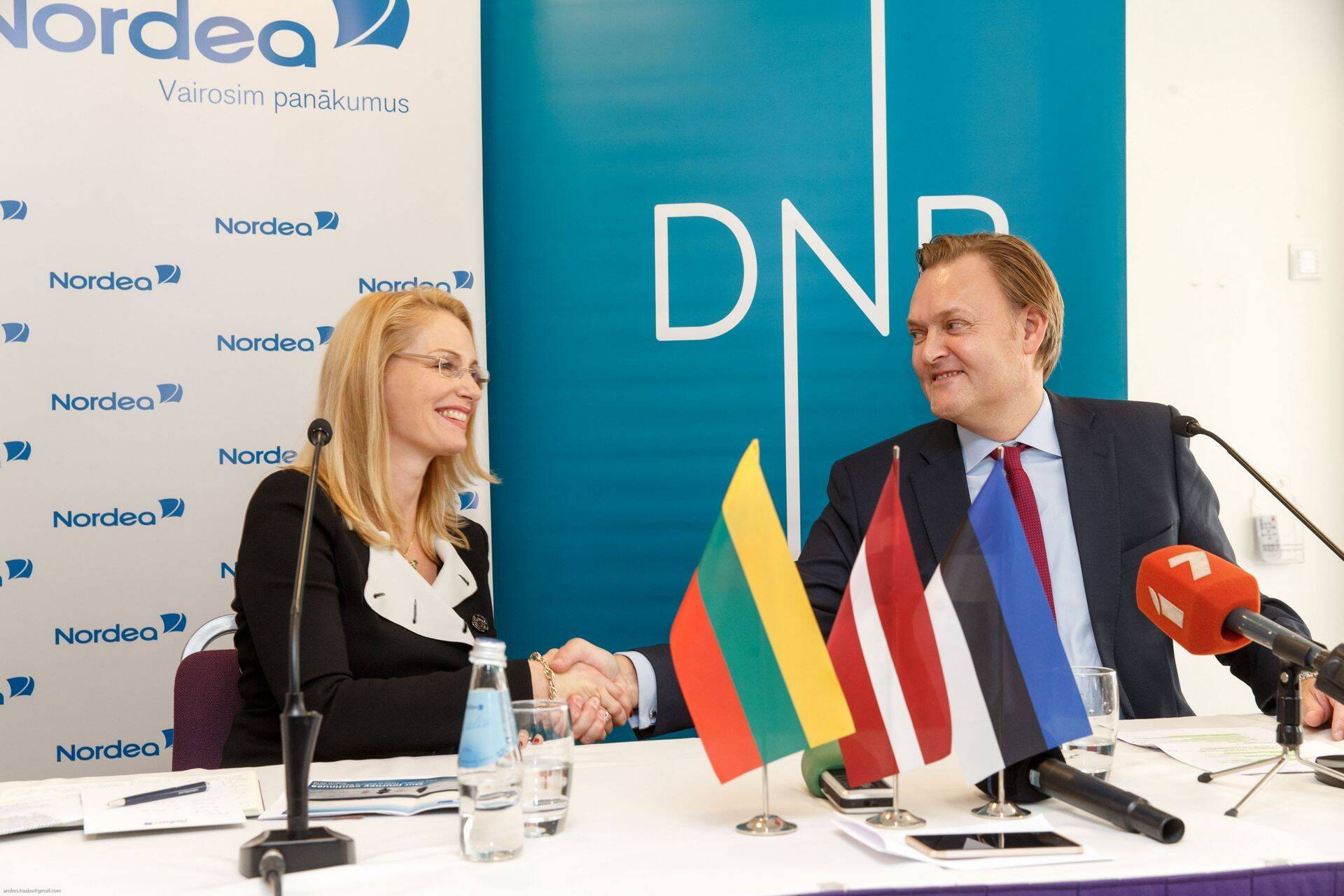 Nordea Balti panganduse juht Inga Skisaker ja,DNB Balti panganduse juht Mats Wermelin Riias pressüritusel, kus tutvustati ühinemise plaani, kuid ei vastatud probleemküsimustele Nordea Eestis toimunu kohta.