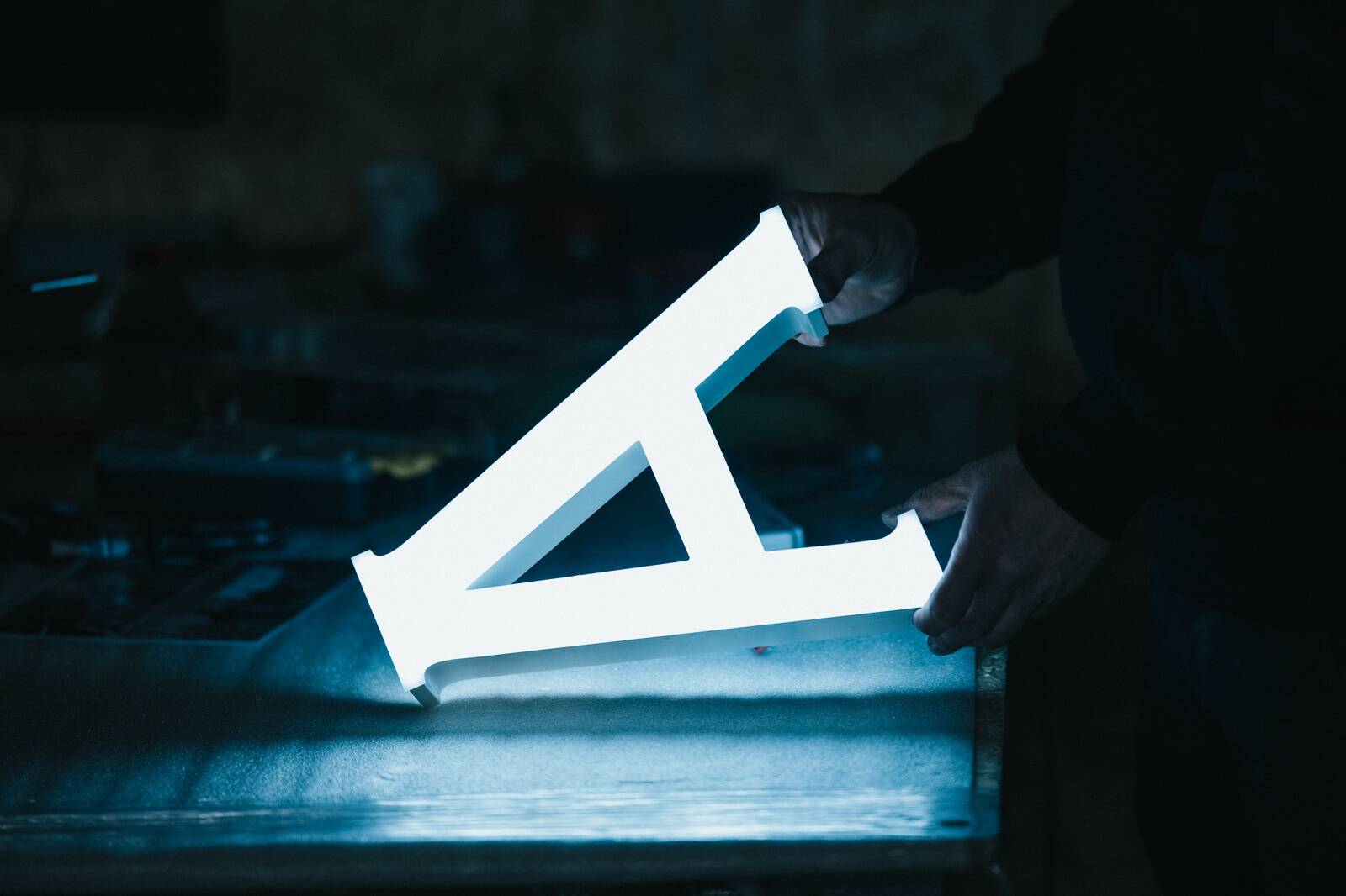 Adfactory Design eesmärgiks on toota vastupidavad ja kvaliteetsed lahendused ning selleks kasutatakse peamiselt puitu, metalli, klaasi ja plastikut. Valgusreklaamide puhul kasutatakse kvaliteetseid LED-valgusteid, mis aitavad kõigil reklaamidel särada linnapildis pimedal ajal.