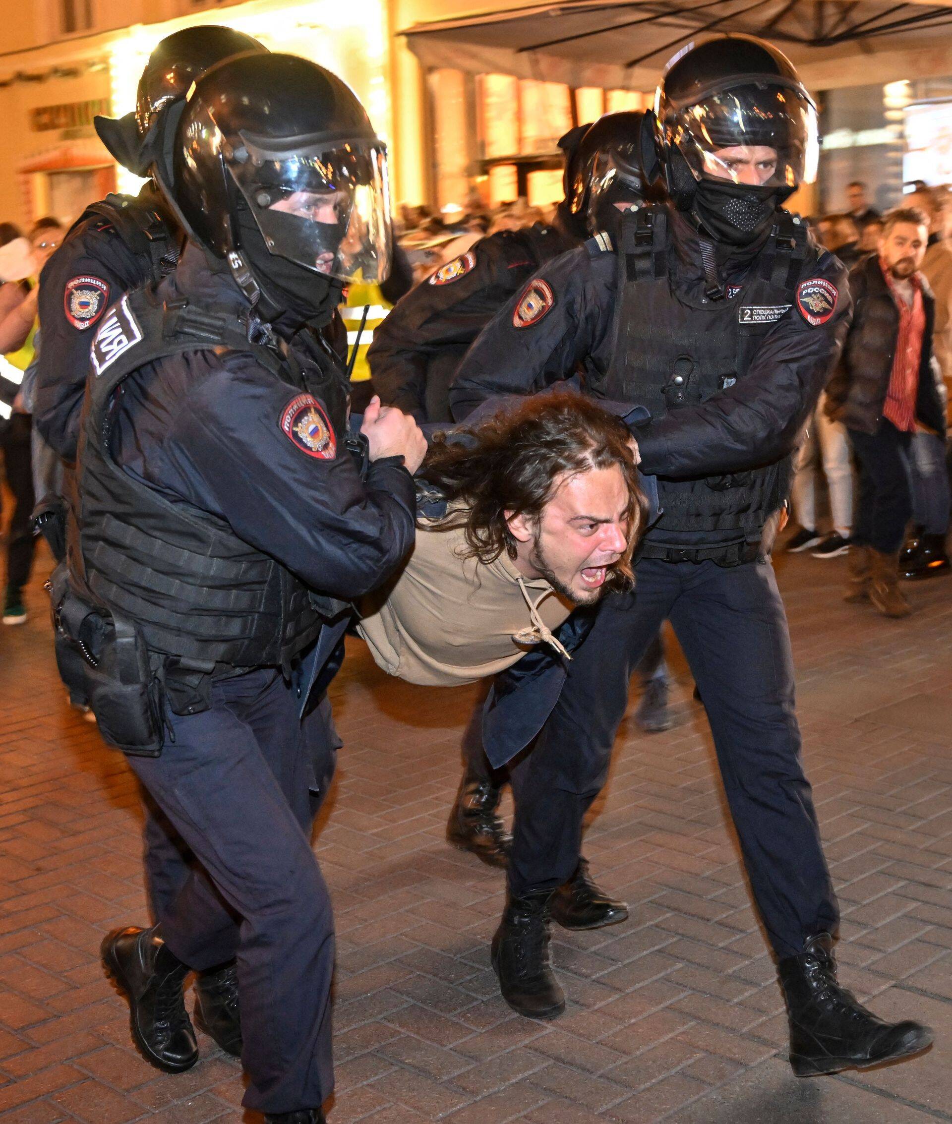 Силовики жестко подавляют протесты против мобилизации.