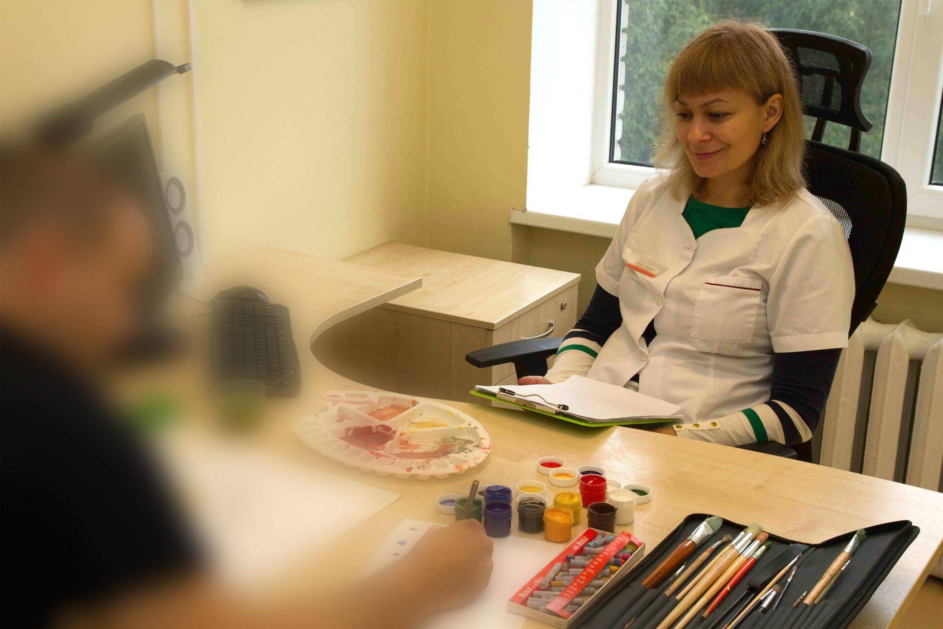 Психолог Анна Литвинюк (справа) проводит сеанс арт-терапии в Центре восстановительной медицины Северо-Эстонской региональной больницы