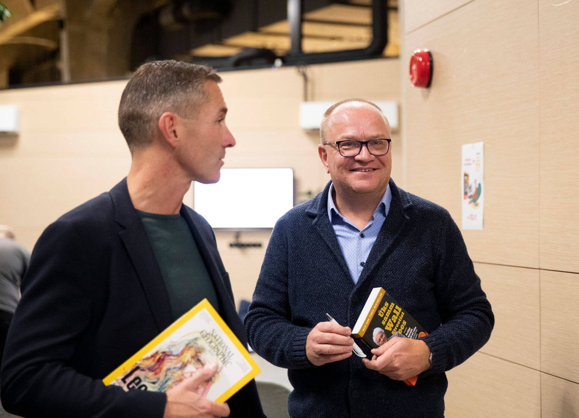 Vandeadvokaat Indrek Naur (paremal) koos Tallinna börsi juhi Kaarel Otsaga raamatuesitlusel „Üks samm Wall Streetist ees“.
