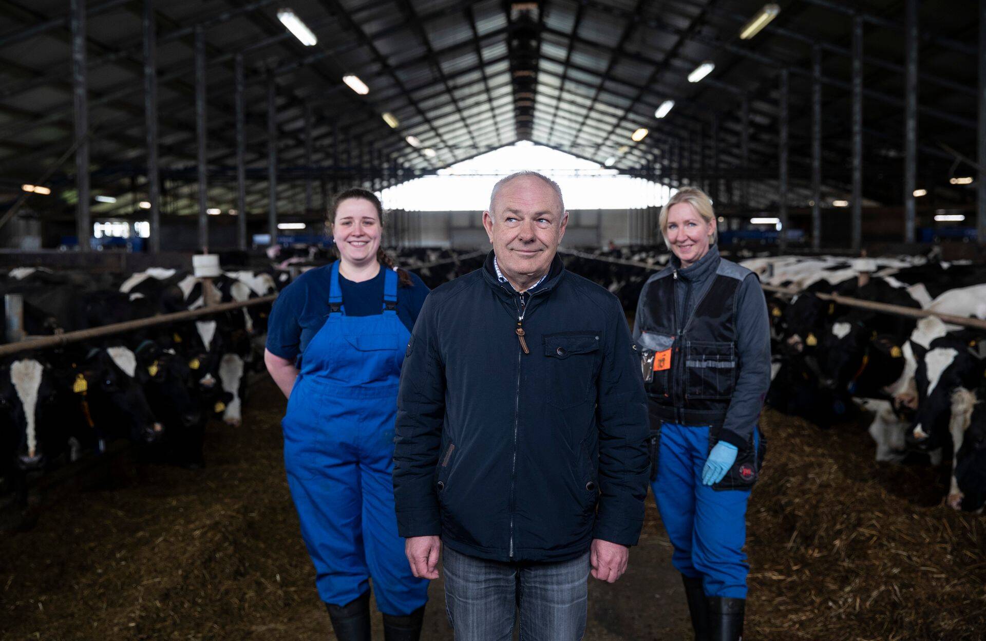 Taustajõud. Metsaküla Piima omanikul Jaan Metsamaal aitavad igapäevaselt 1250 loomaga piimafarmi majandada veterinaararst Tuuli Lagemaa (vasakul) ja farmi juhataja Kristel Taal.