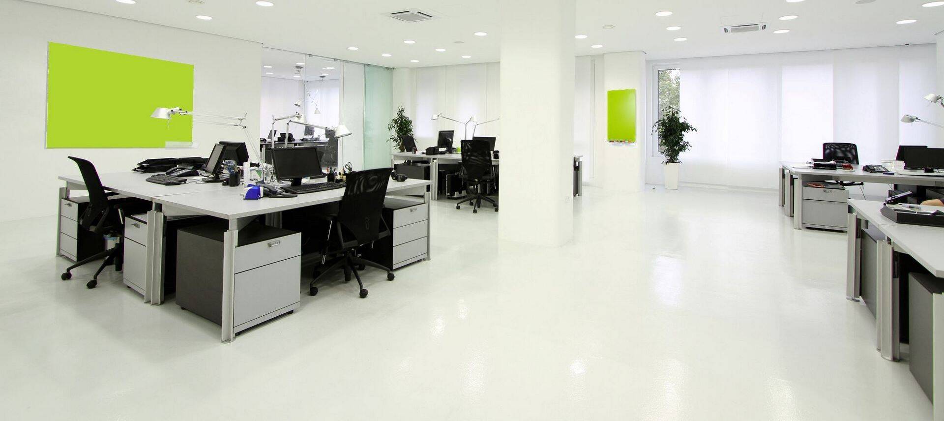 Kontoriruumi PVC põranda süvapesu ja vahatamise järel põrand särab puhtusest.