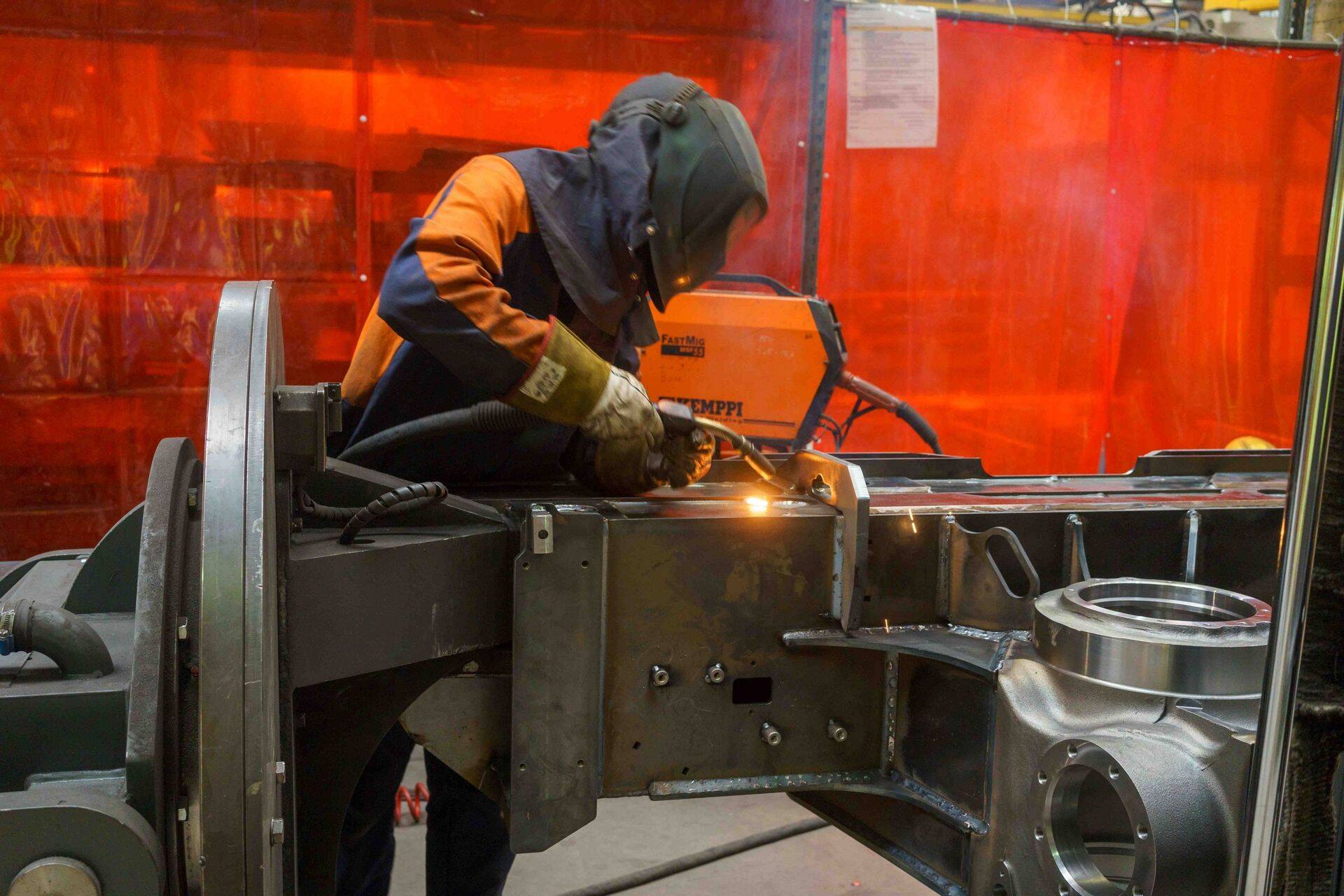 Fortaco Estonia töötaja Narva tehases.