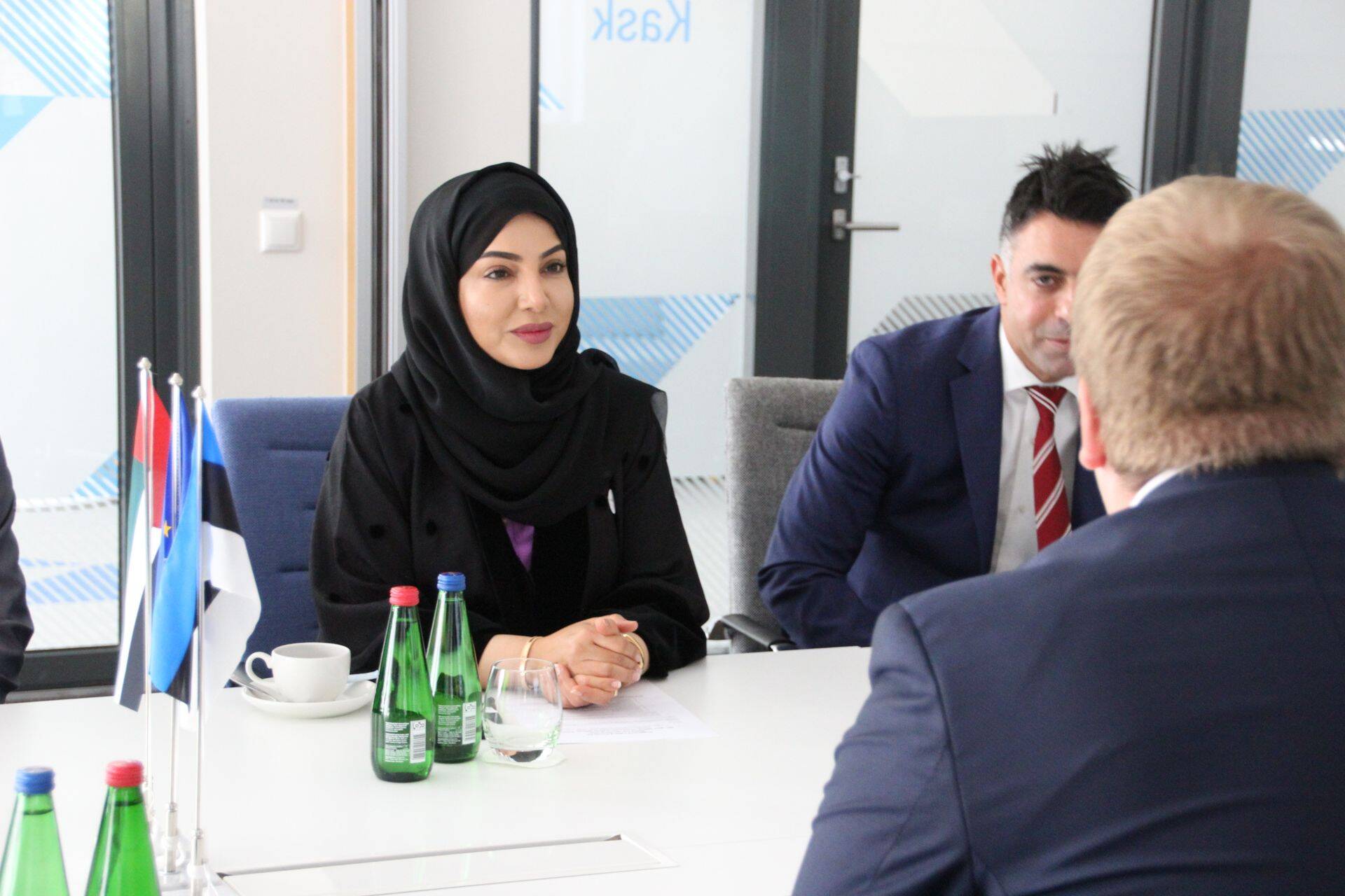 Abu Dhabi digiarengu agentuuri juht Rawda Saeed Al Saadi kohtumisel majandus- ja kommunikatsiooniministeeriumi IKT-ala asekantsleri Siim Sikkutiga.