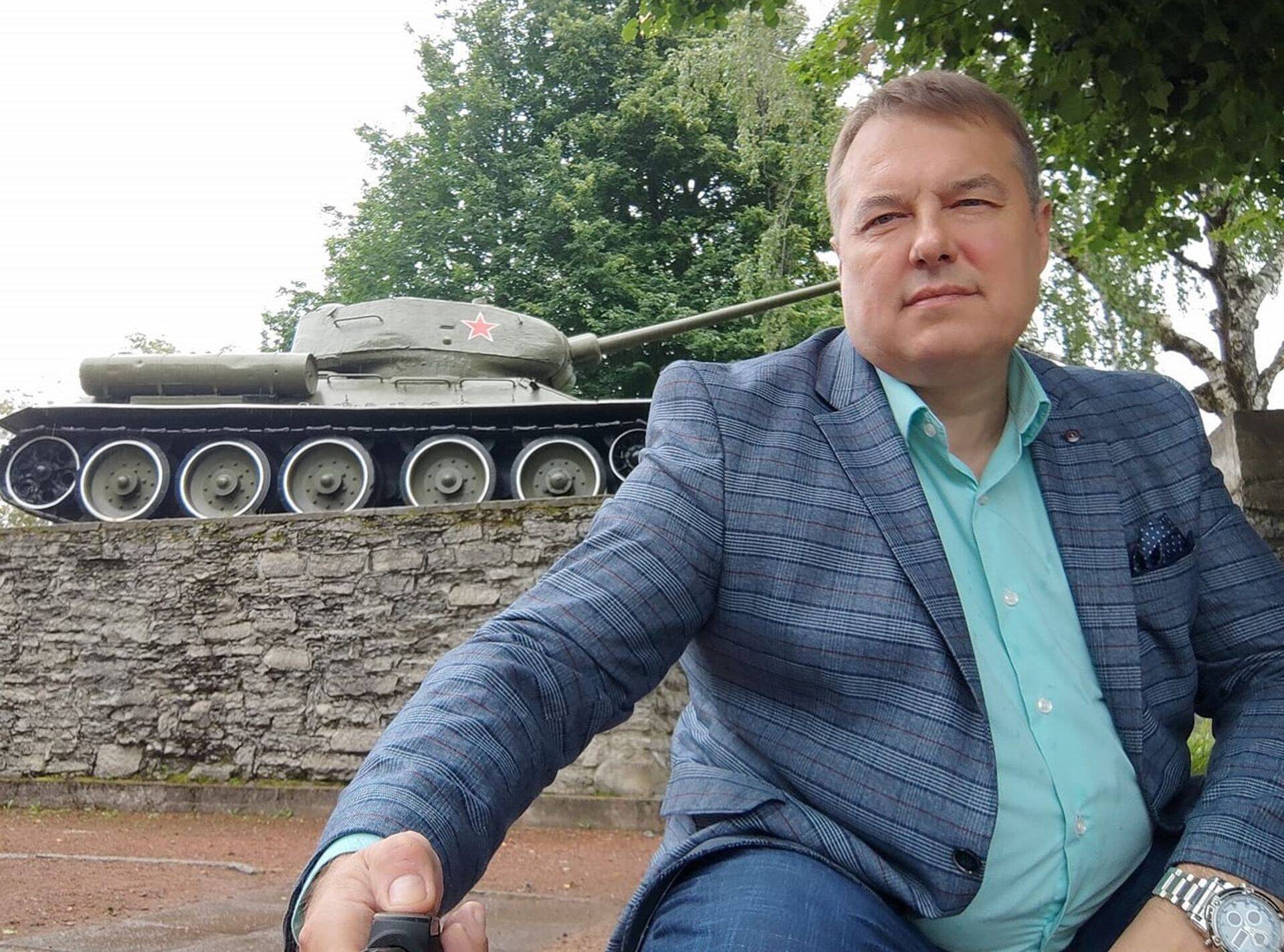 Айво Петерсон на последних выборах в Рийгикогу баллотировался в списке ОЛПЭ в Ида-Вирумаа и получил там 3968 голосов. Этого не хватило, чтобы попасть в парламент.