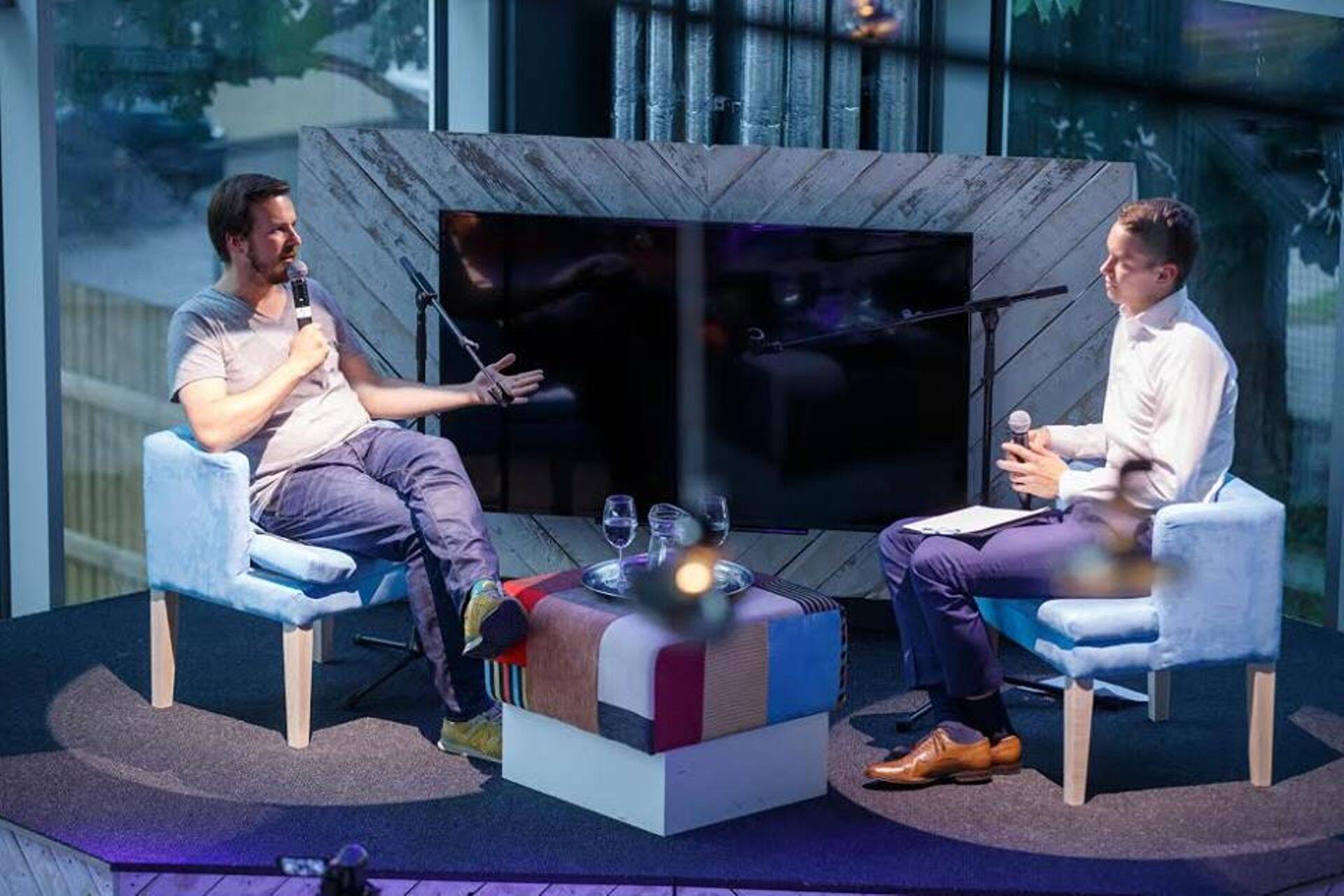 Taavet Hinrikus vestlemas Investeerimisklub ühe eestvedaja Marko Oologa.
