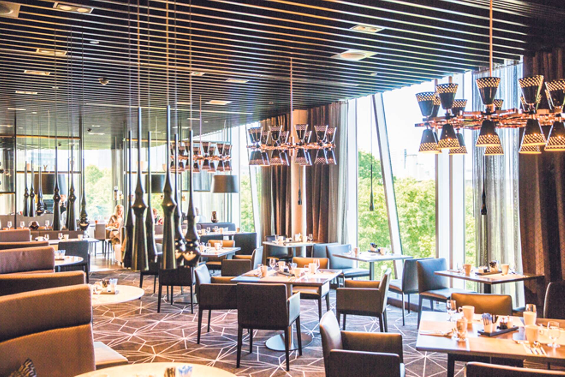 Restoran The Able Butcher pakub suurt valikut erinevaid liharoogi ja mereande. Lisaks on restoranil laia sortimendiga veiniruum, kust saab roa juurde sobiva joogi valida. Restorani juurde kuulub ka ligi 70-kohaline terrass vaatega Tallinnale.