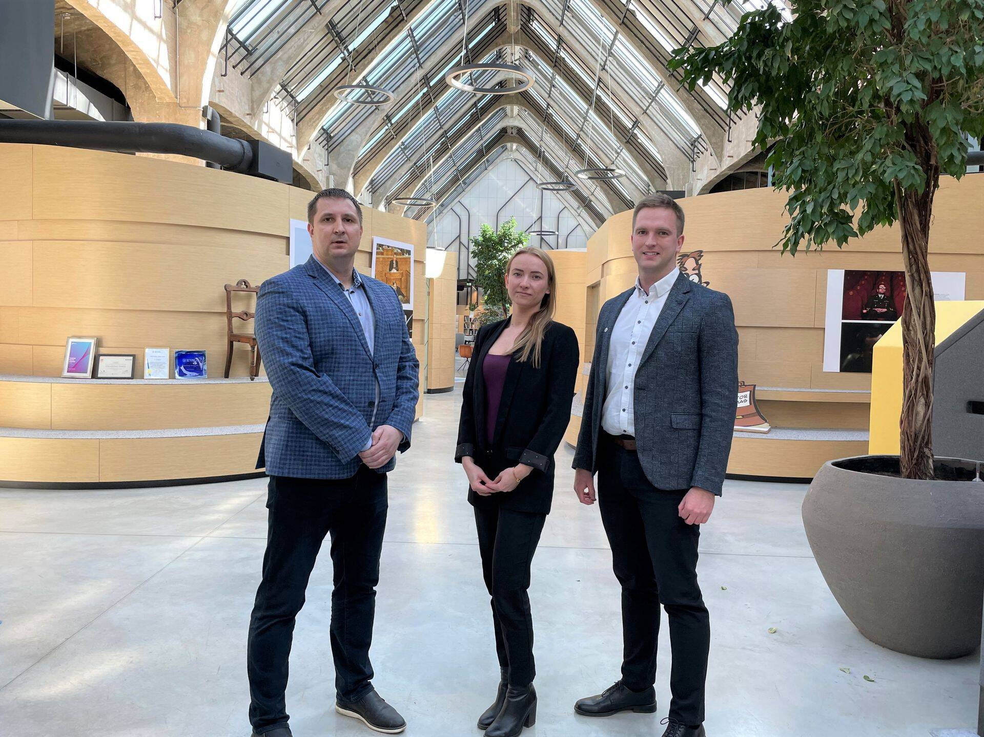 Paremalt: Rahapesu Andmebüroo järelevalve osakonna juht Kert Võlli, Triniti advokaat Maarja Lehemets ning Creditinfo globaalne KYC (know your customer) tootejuht Urmas Pai.