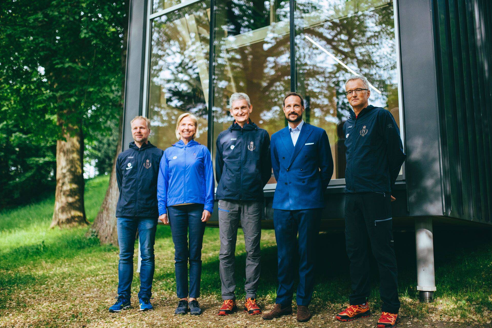 Norra kroonpints Haakon (paremalt teine) ja DNT esindajad KOKO arhitektide projekteeritud Nye Skåpet matkamaja ees Oslo kuningaaias.