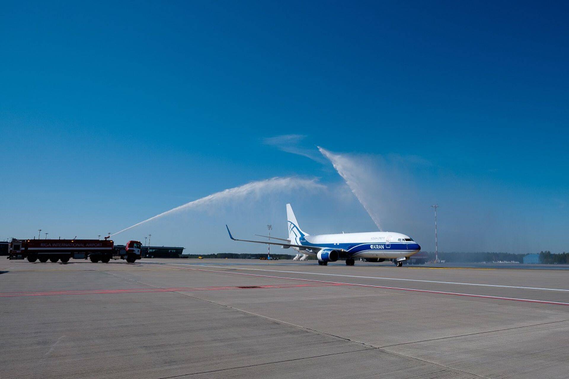 Atran Airlines`i lennuk Riia lennuväljal.