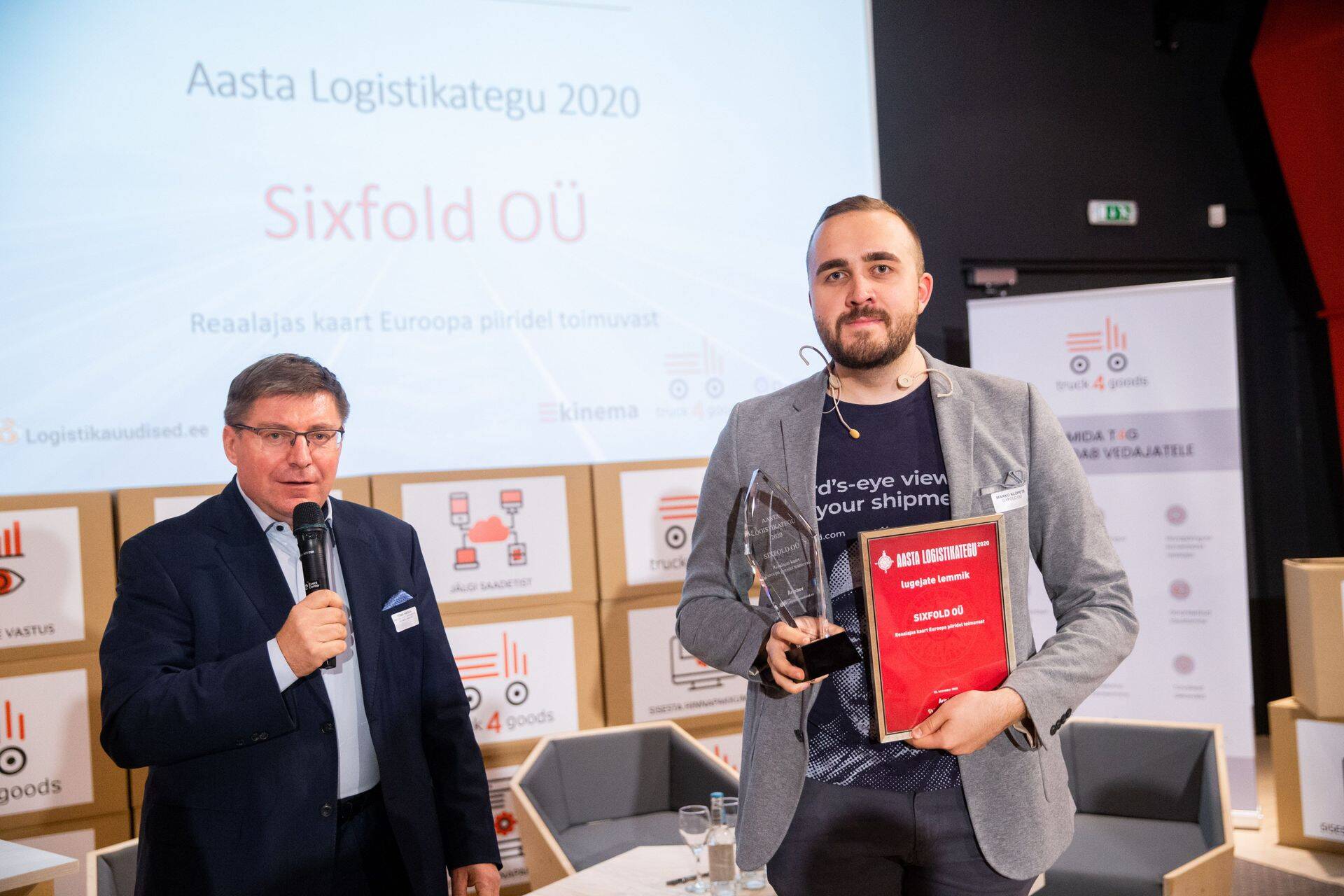 PROLOGi juhatuse liige Tõnis Hintsov andis auhinna üle Sixfoldi tootearendaja Marko Klopetsile, kes juhtis ka logistikateo preemia võitnud kaardirakenduse väljatöötamist.