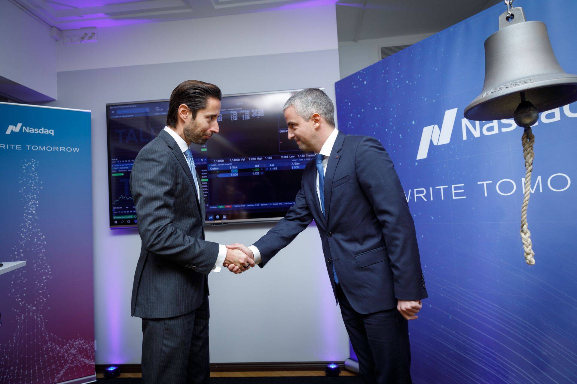 Helsingi börsi president Henrik Husman õnnitleb Tallink Grupi juhti Paavo Nõgenet ettevõtte viimise eest Helsingi börsile.