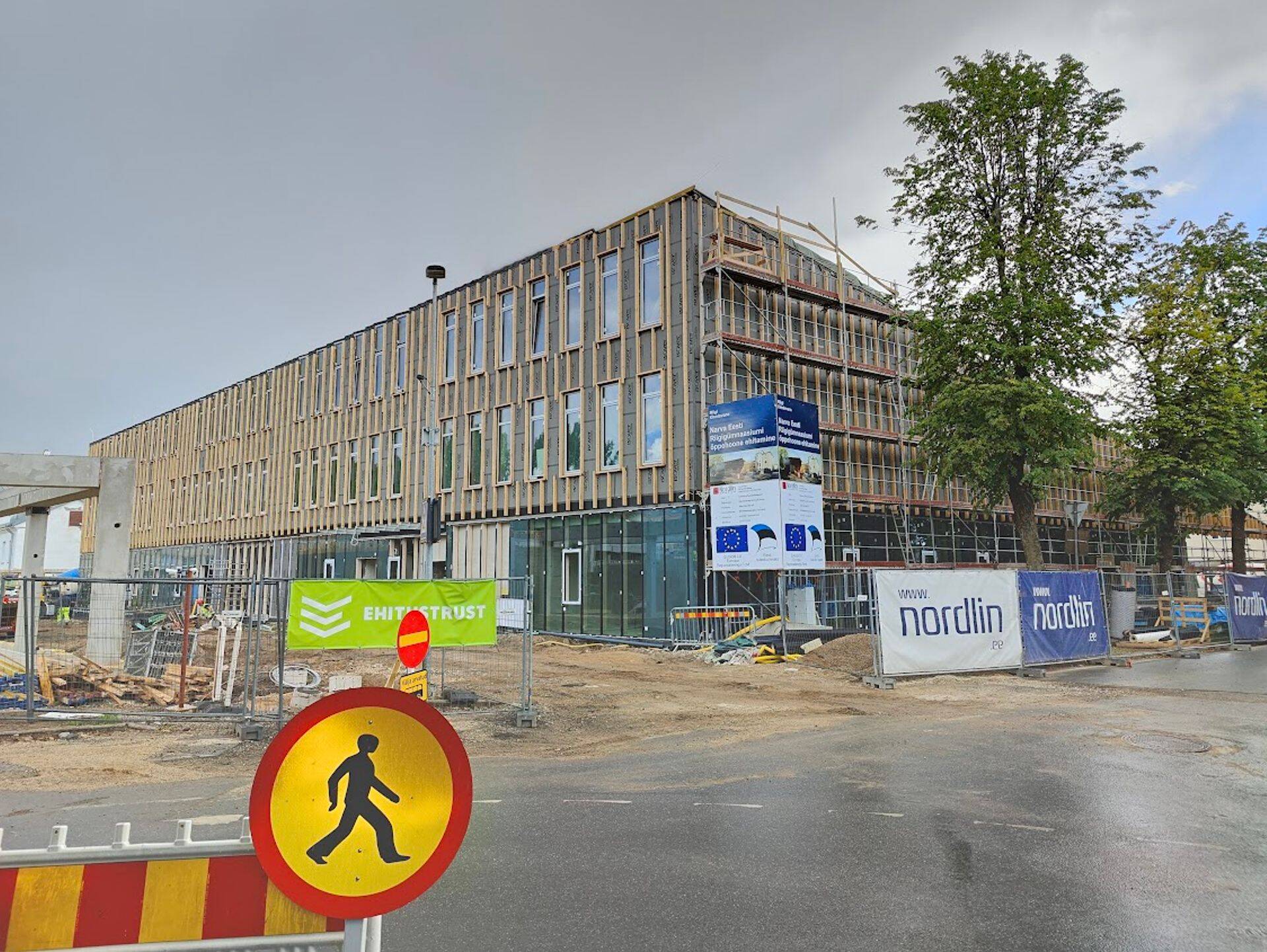 Местные фирмы, которым не нужно везти рабочих и технику издалека, могли бы выполнить многие работы быстрее и дешевле, но есть нюансы.