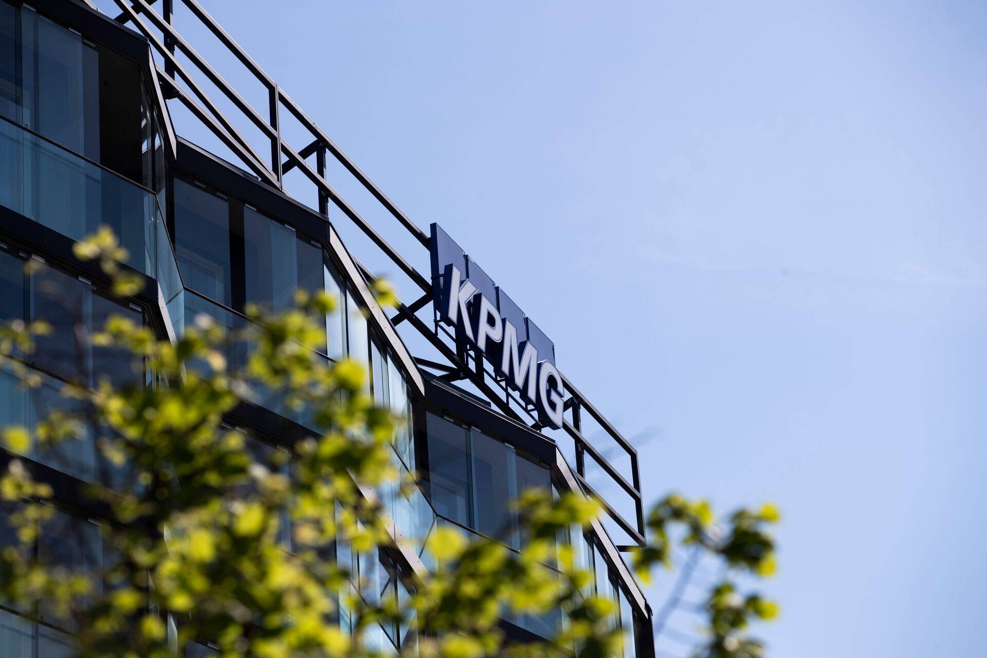 Audiitortegevuse järelevalve nõukogu ei ole rahul. kuidas on KPMG osutanud oma auditeeritavale avaliku huvi üksusele teatud juriidilisi teenuseid. KPMG vaidleb sellele vastu.