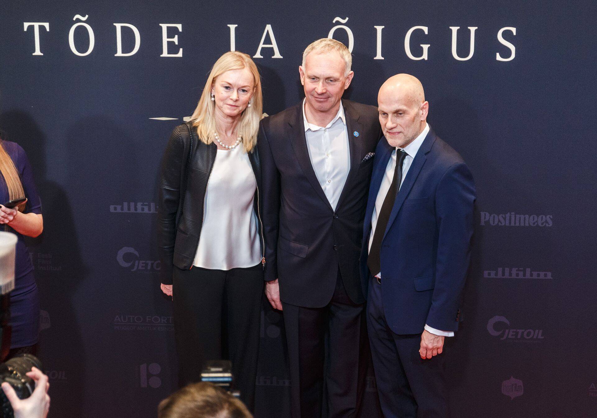Ettevõtja Armin Karu (keskel) koos abikaasa ja produtsent Ivo Feltiga filmi "Tõde ja õigus" esilinastusel.