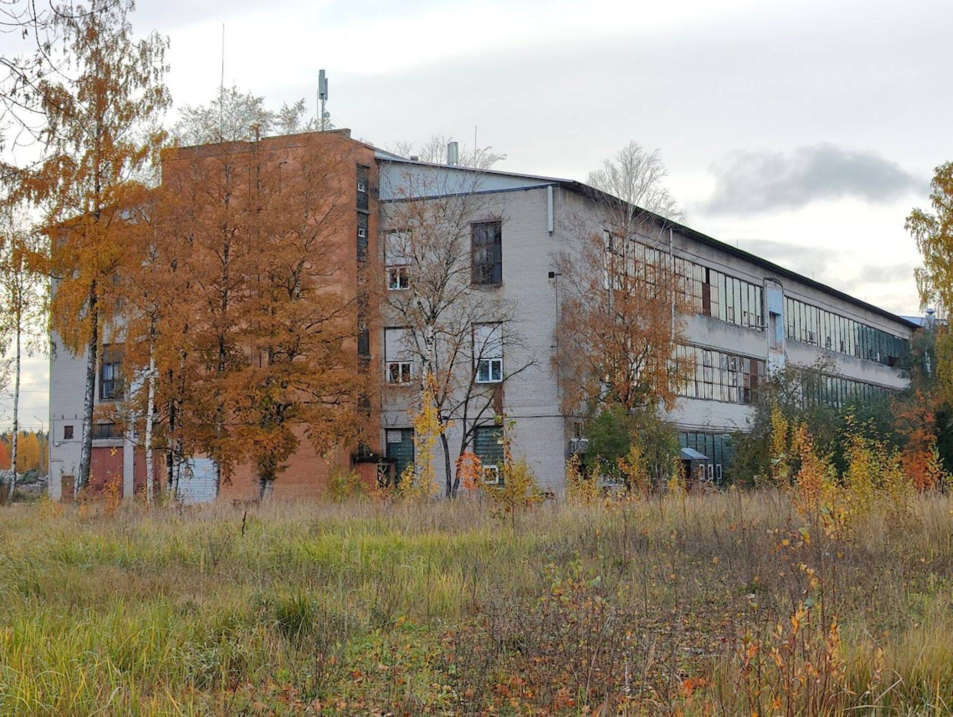 Здание бывшей Отделочной фабрики Кренгольма. SKS Estonia Textile арендовала первый этаж для своего производства.