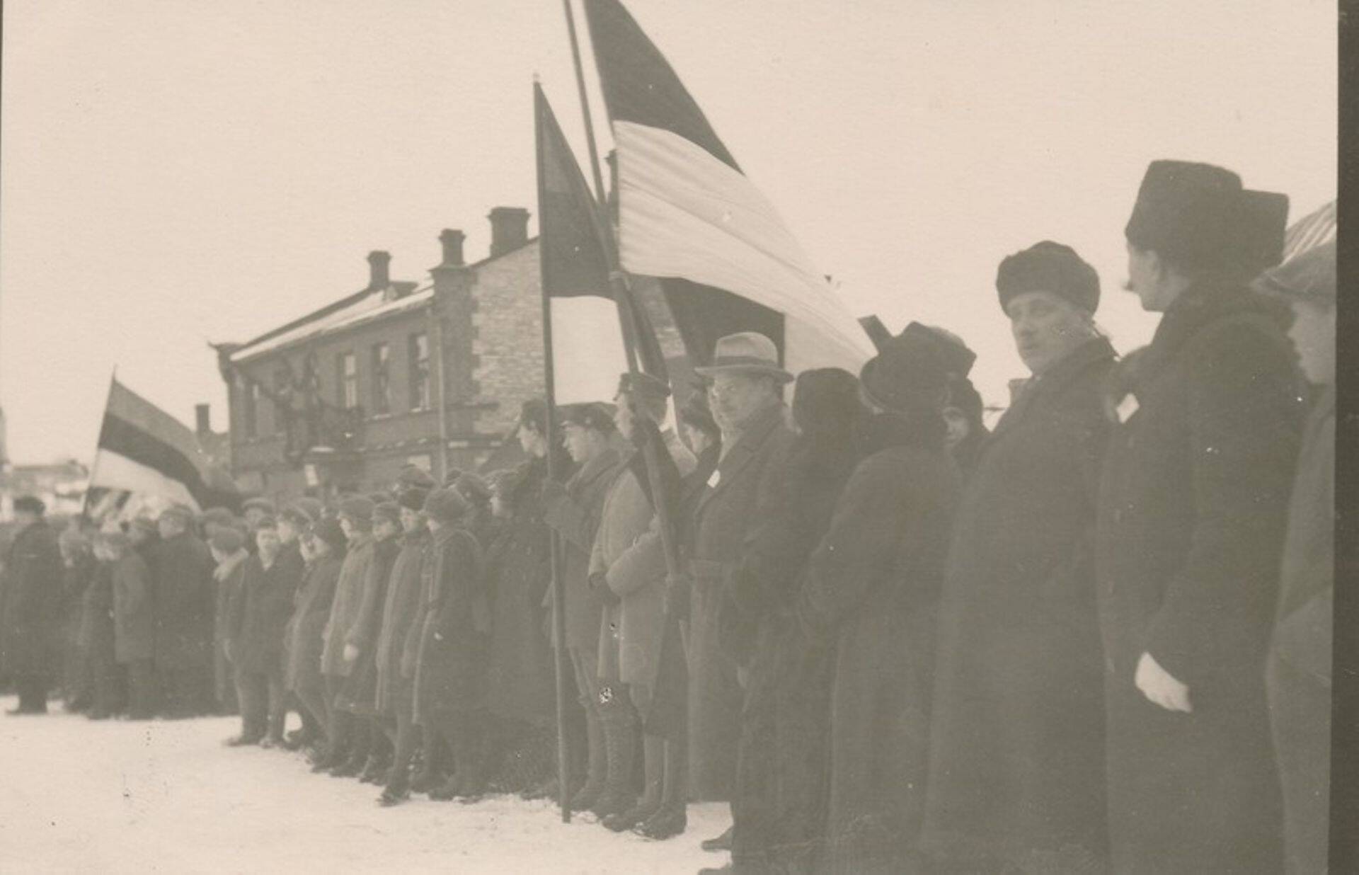 Eesti vabariigi aastapäeva paraad Rakvere turuplatsil.