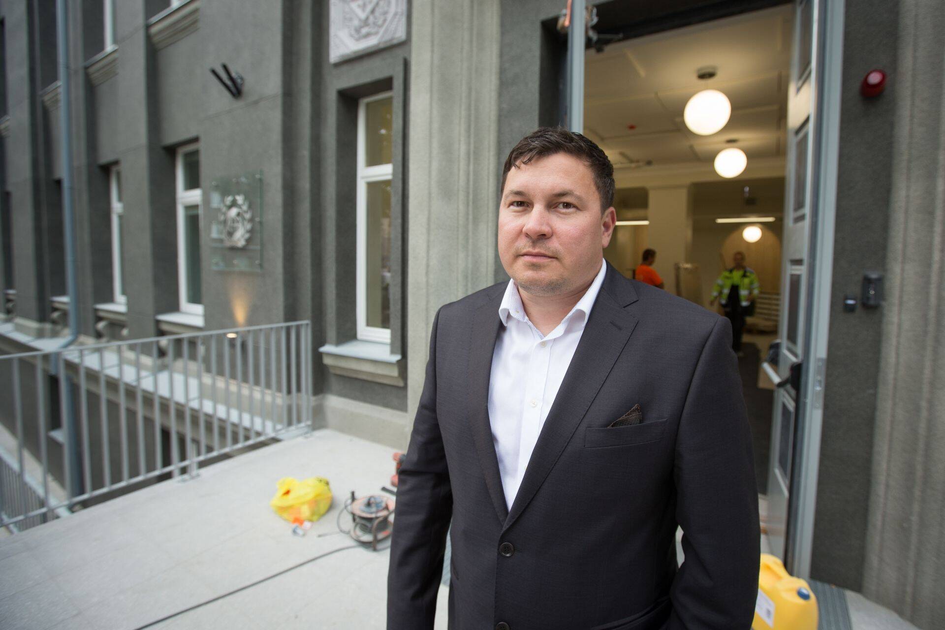 Kaspars Pacēvičs Gustav Adolfi gümnaasiumi hoone juures.