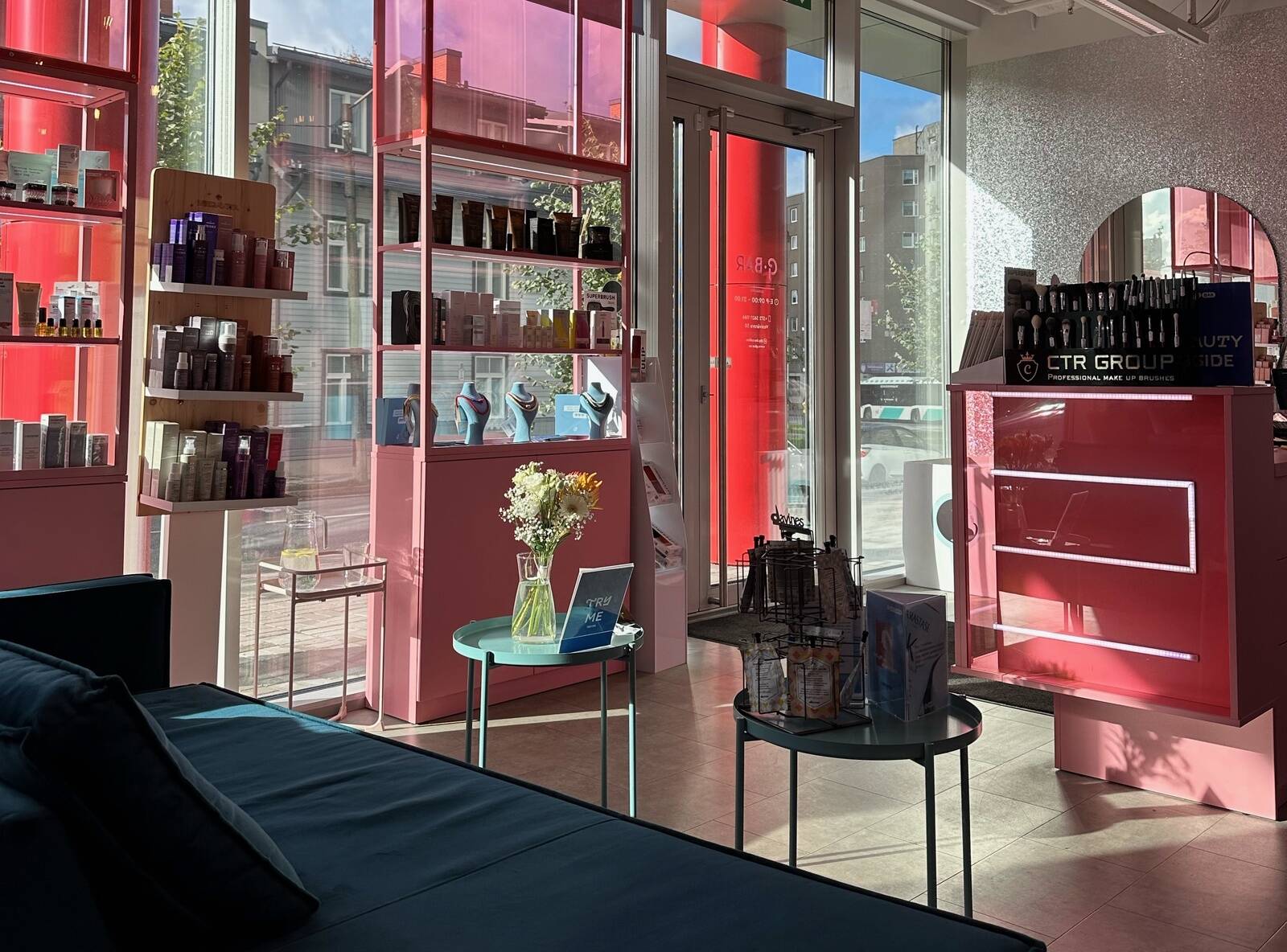 Каждые шесть месяцев руководство бьюти-бара пересматривает цены.