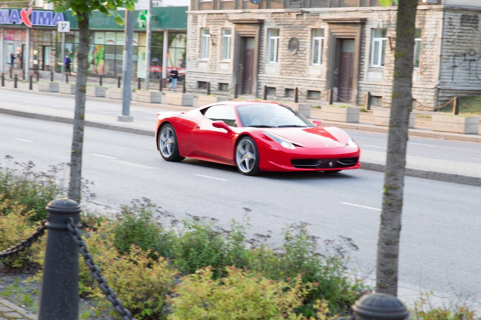 Ikooniline punane Ferrari Tallinna tänaval.
