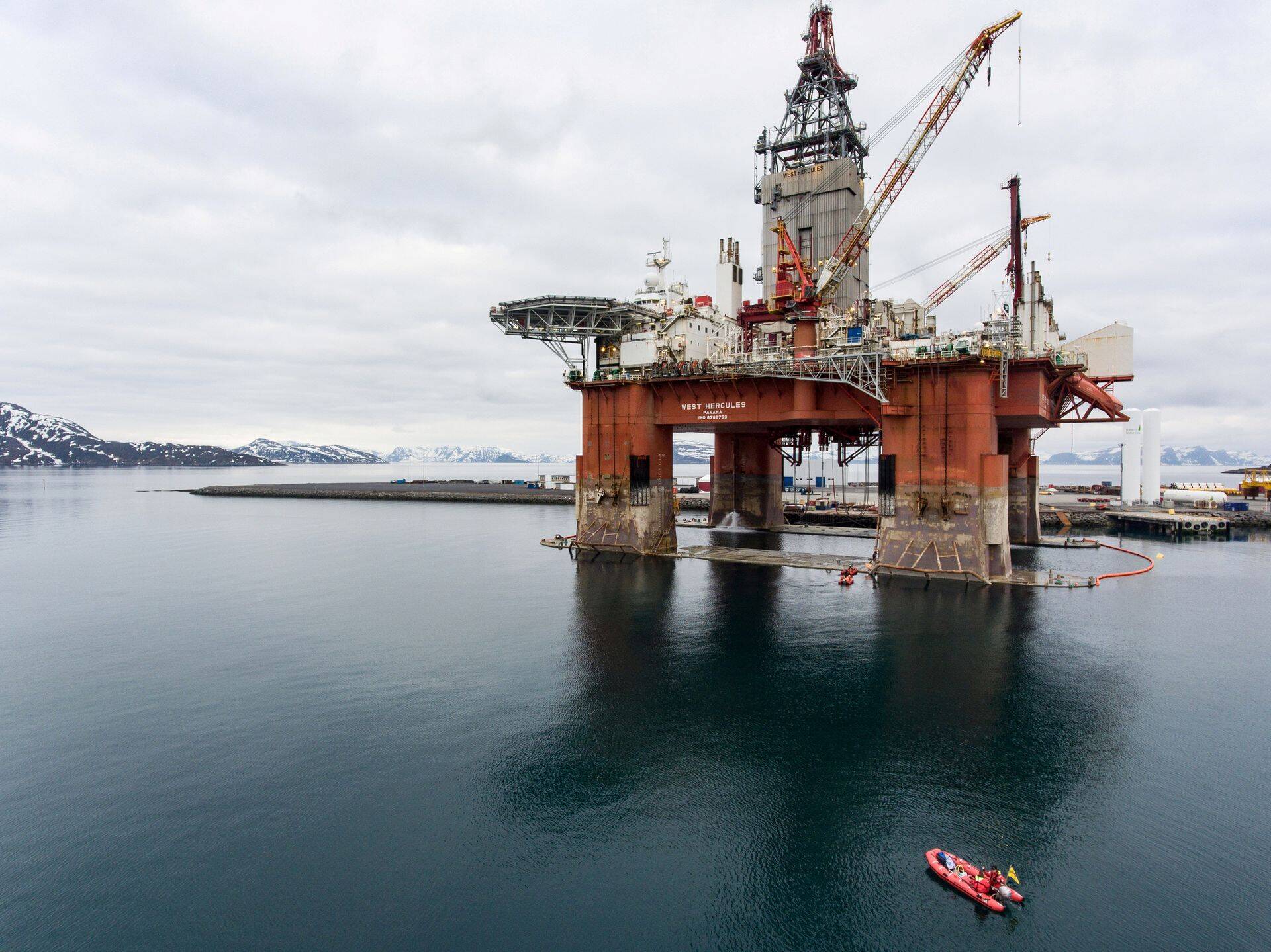 Greenpeace'i aktivistid lähenevad Equinori naftaplatvormile.