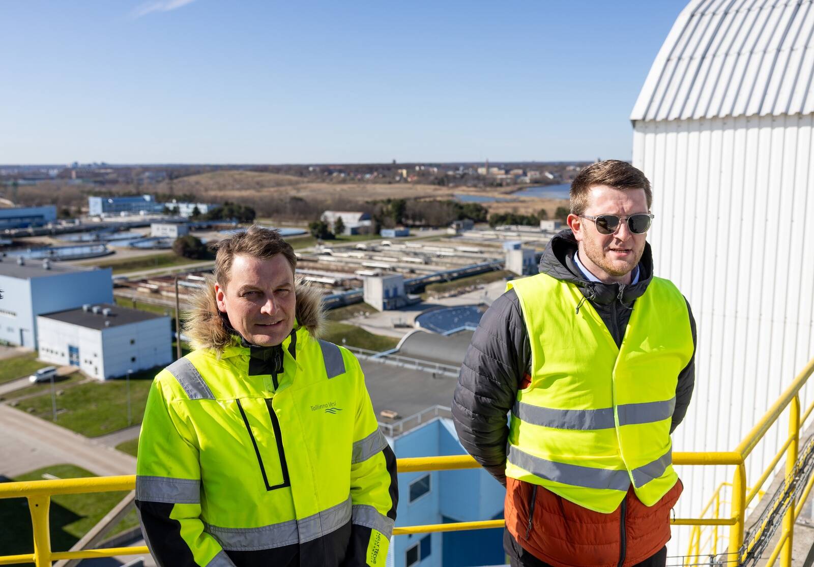Исполнительный директор Александр Тимофеев (слева) и директор по производству Ивар Руубель (справа) показывают журналистам, где и как происходят технологические процессы на огромной территории Tallinna Vesi.