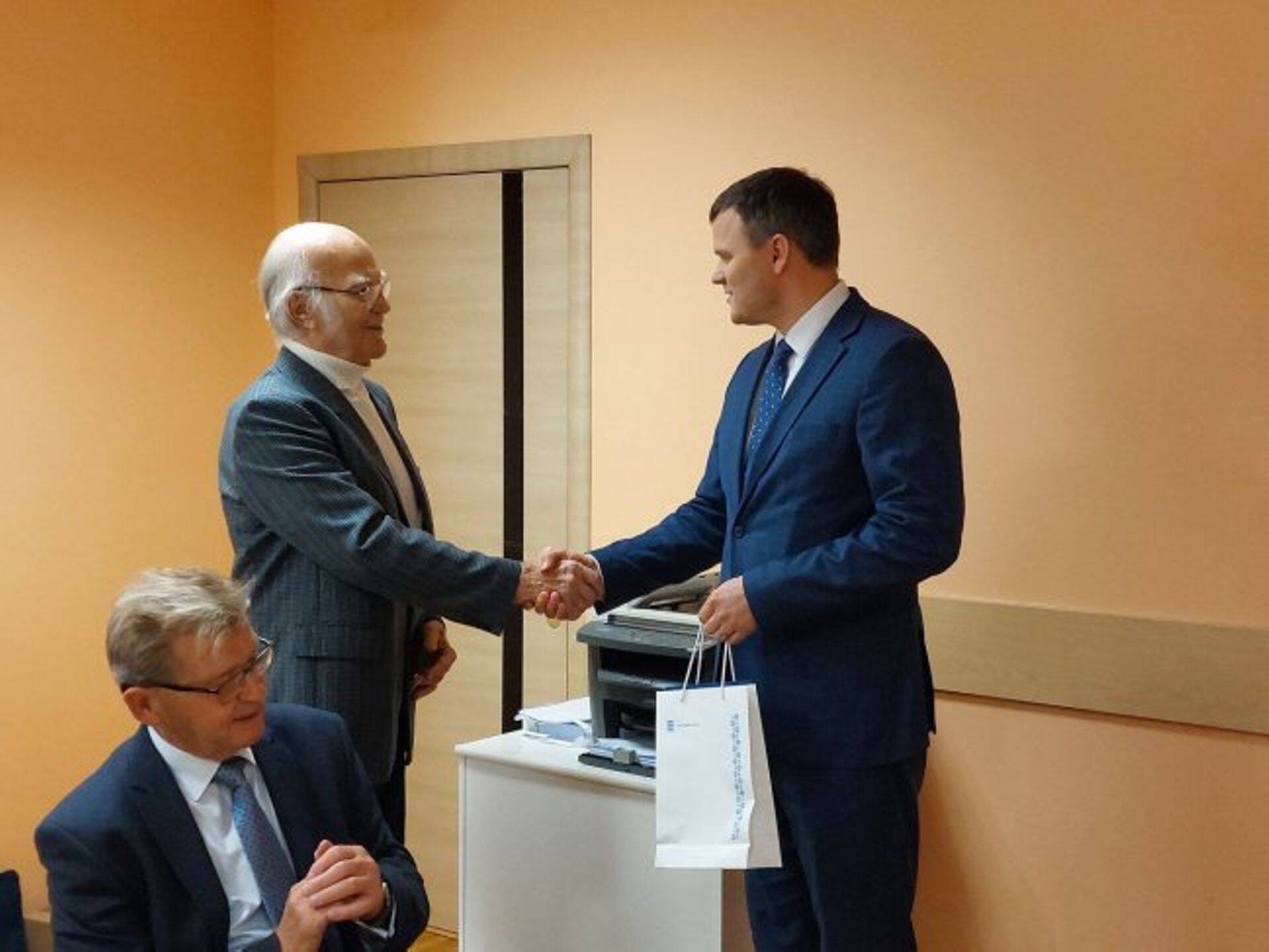 Olev Saveli ja regionaalminister Madis Kallas.