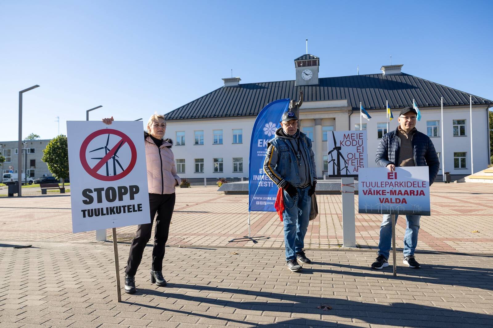 Kohalikud tuulepargivastased käivad igal esmaspäeval paar tundi plakatitega Väike-Maarja vallavalitsuse ees seismas.