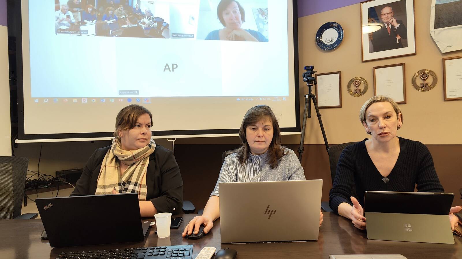 О своих решения новая городская управа сообщала на пресс-конференции «в гибридном режиме»: мэр города присутствовала по видеосвязи.