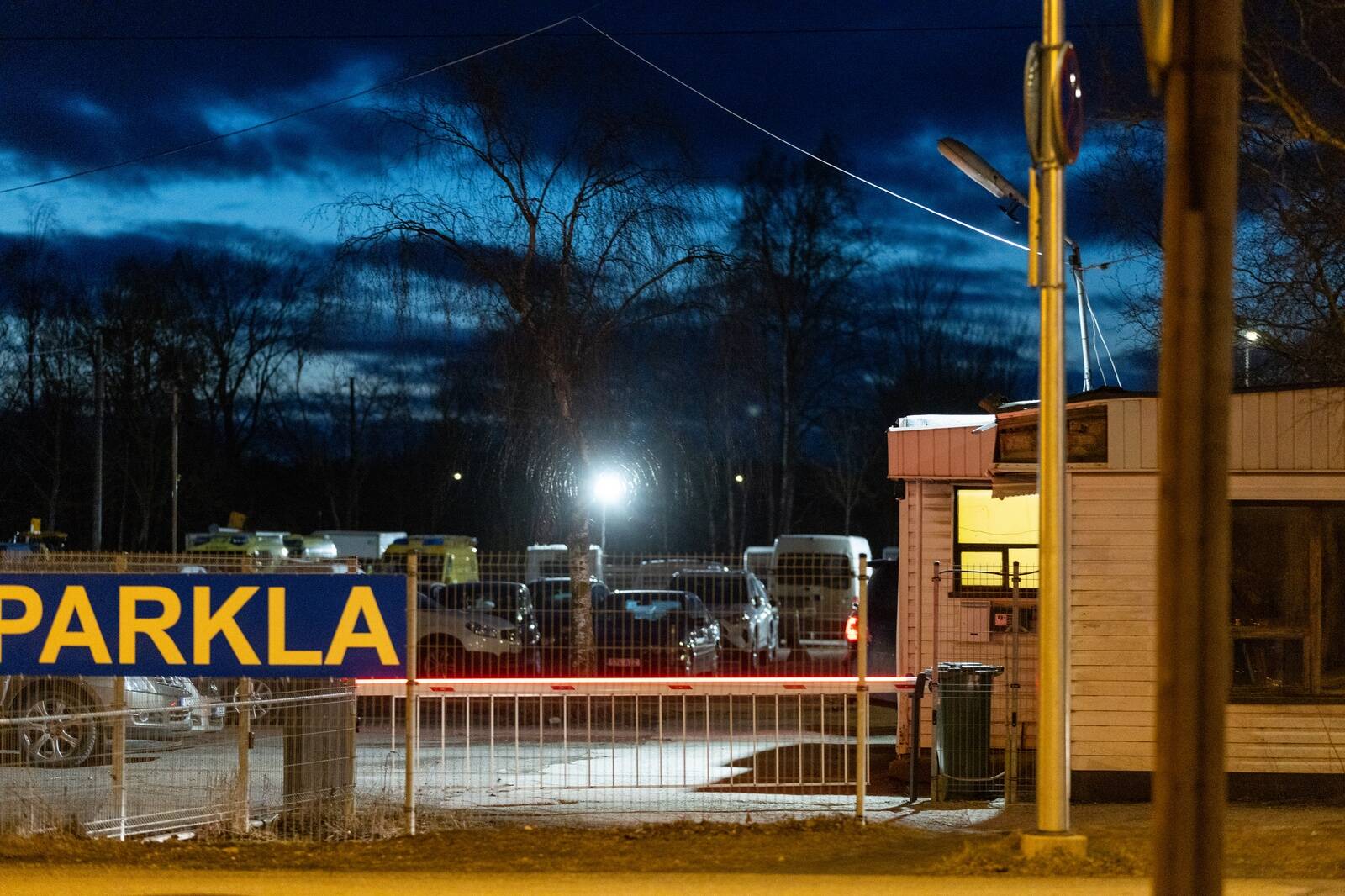 Вечер на парковке в Ласнамяэ: бывший крупный оператор таллиннских парковок Юри Сахаров подозревает, что конкурент мухлюет.