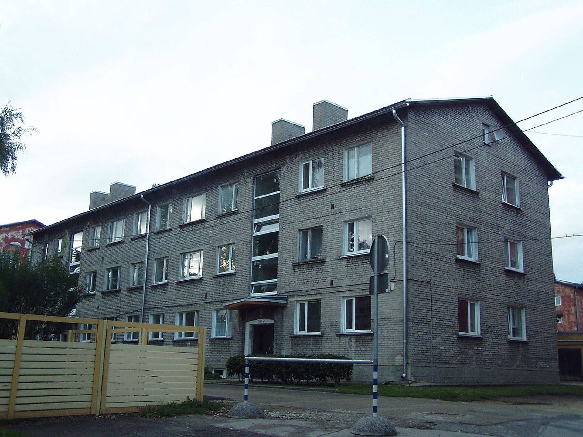 Kolmekorruseline tüüpprojekti järgi ehitatud silikaattellistest hruštšovka Tartus.