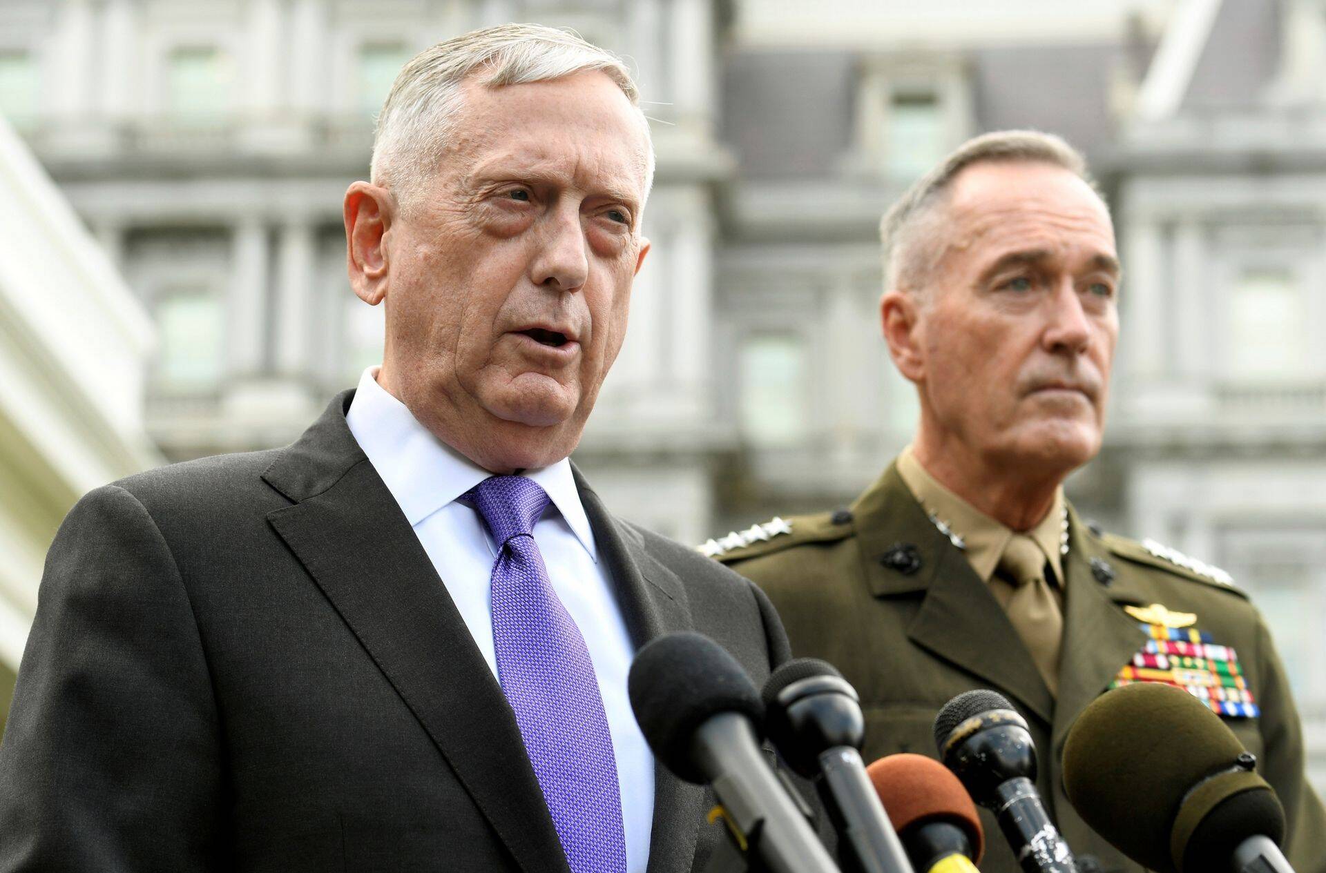 USA kaitseminister James Mattis ja kindral Joseph Dunford pühapäeval Valge Maja ees Põhja-Koread puudutavat avaldust ette lugemas.