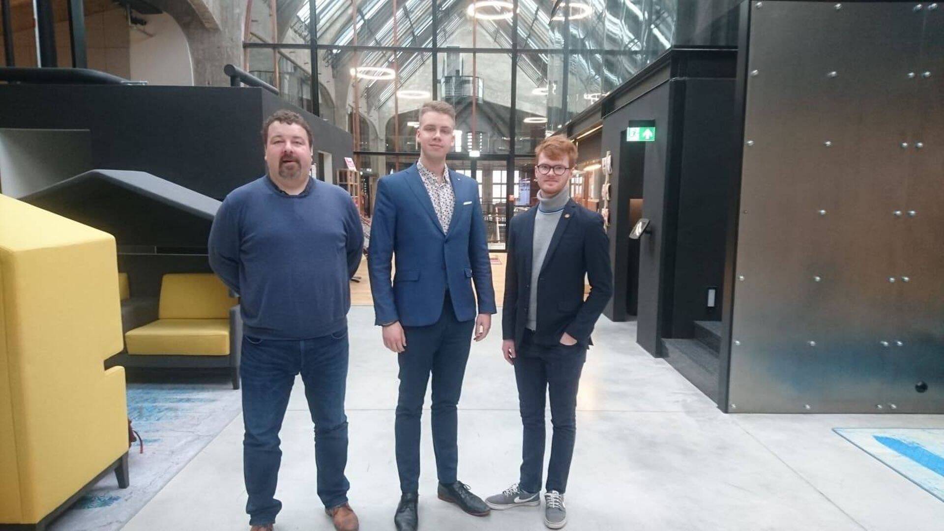 Triniti vandeadvokaat Ergo Blumfeldt (vasakul), idufirma Timey juhid Laurent Läheb (keskel) ja Martin Möllits (paremal).