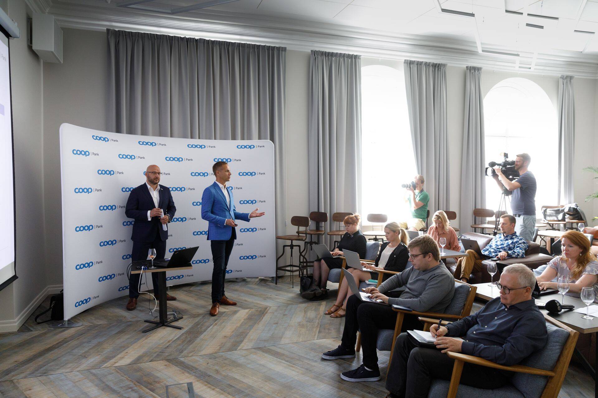 Coop Pank teatas plaanist minna poole aasta pärast Tallinna börsile, et kaasata enam kapitali oma turuosa kasvatamiseks Eesti turul. Coop Panga nõukogu esimees Jaanus Vihand, Coop Panga juht Margus Rink.