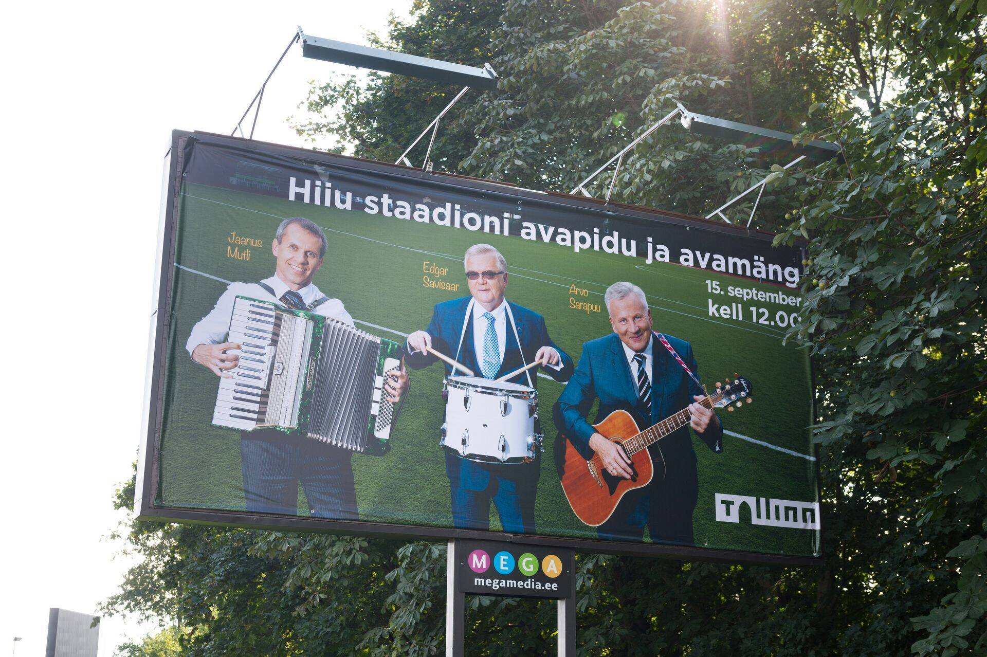 Jaanus Mutli, Edgar Savisaar ja Arvo Sarapuu reklaamisid 2013. aasta valimiste ajal Hiiu staadioni avapidu.