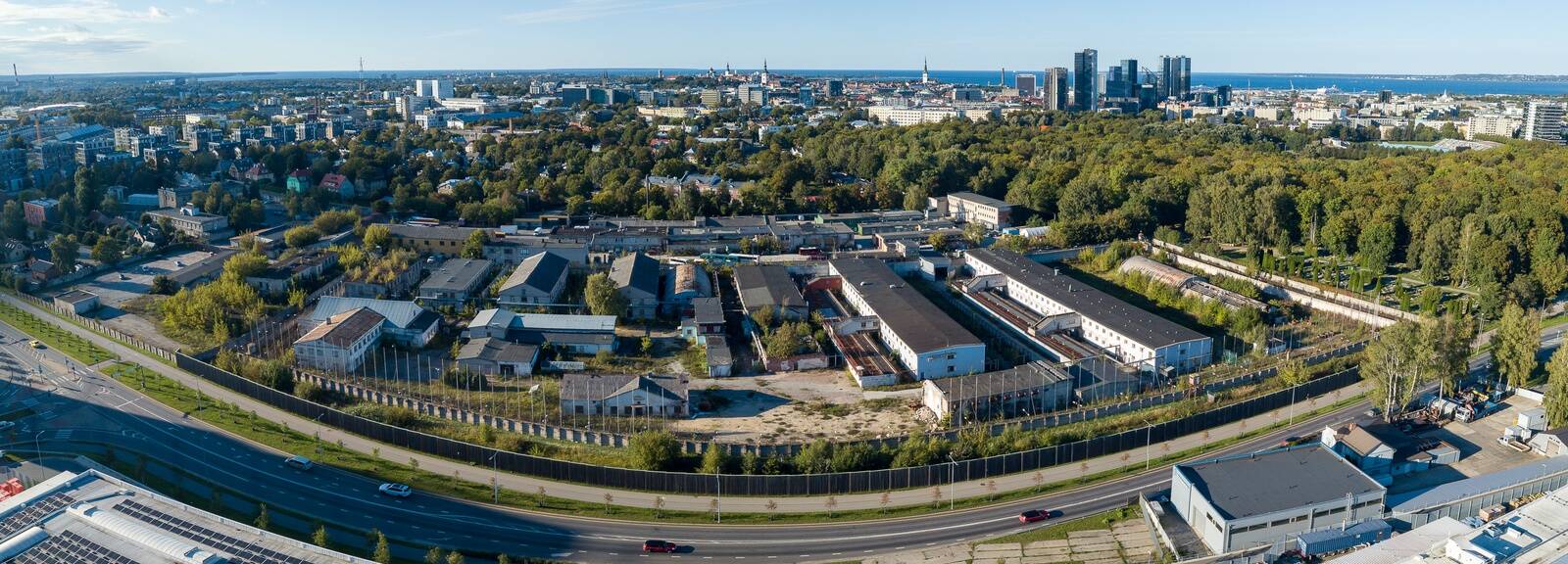 Riigi Kinnisvara müüb tervikvarana kinnistu (registriosa nr 1279601) Harju maakonnas Tallinna linnas Luku ja Võtme tänaval, mis koosneb 15. katastriüksustest. Suurepärase asukohaga territoorium võimaldab luua Tallinna südamesse unikaalse elukeskkonna, mis loob uusi võimalusi ning toob piirkonda juurde elanikke ja investeeringuid. Täna on vara pakkumisel alghinnaga 8,4 miljonit eurot.