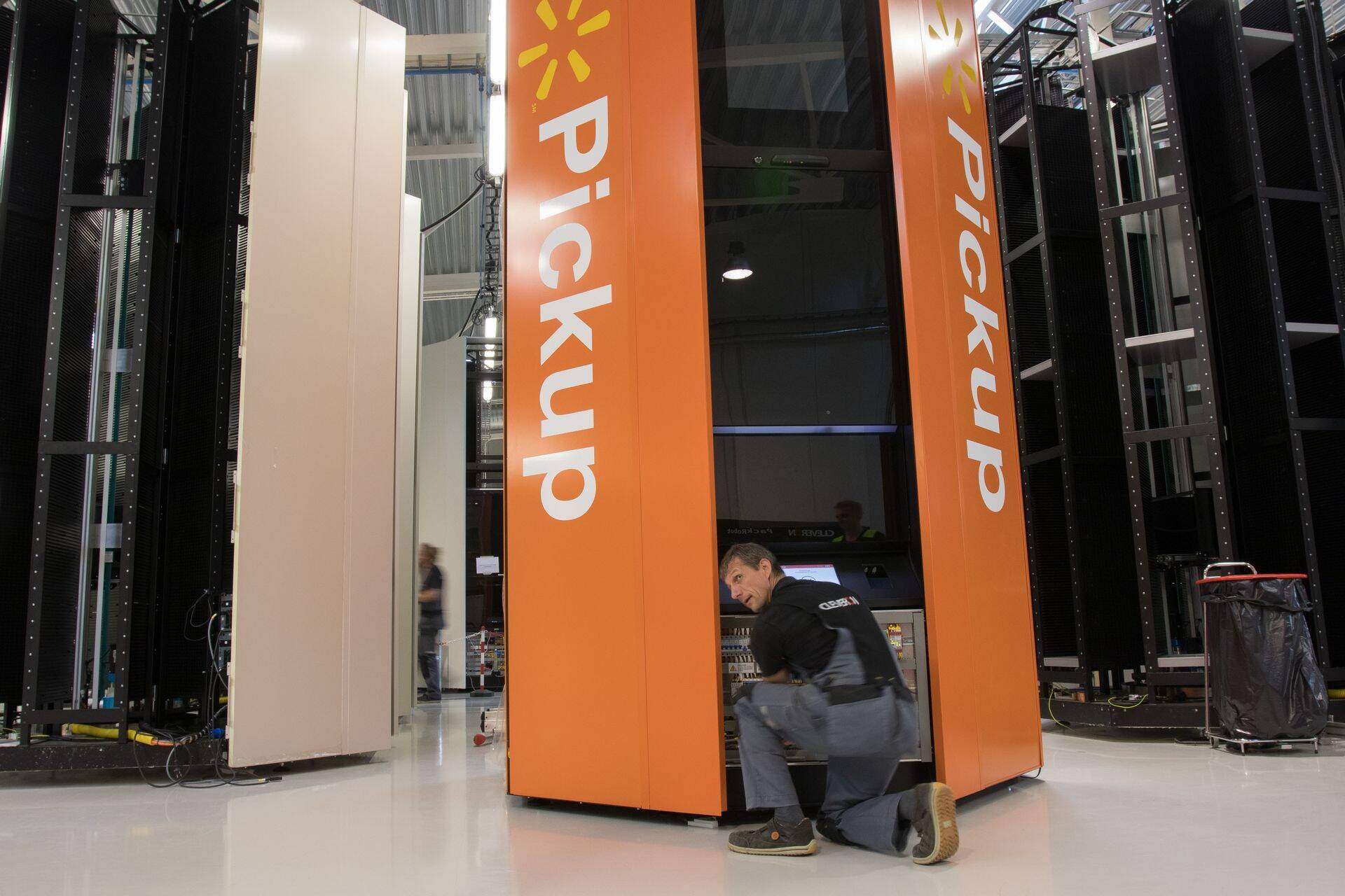 Walmartis kasutatud Cleveroni pakirobot.